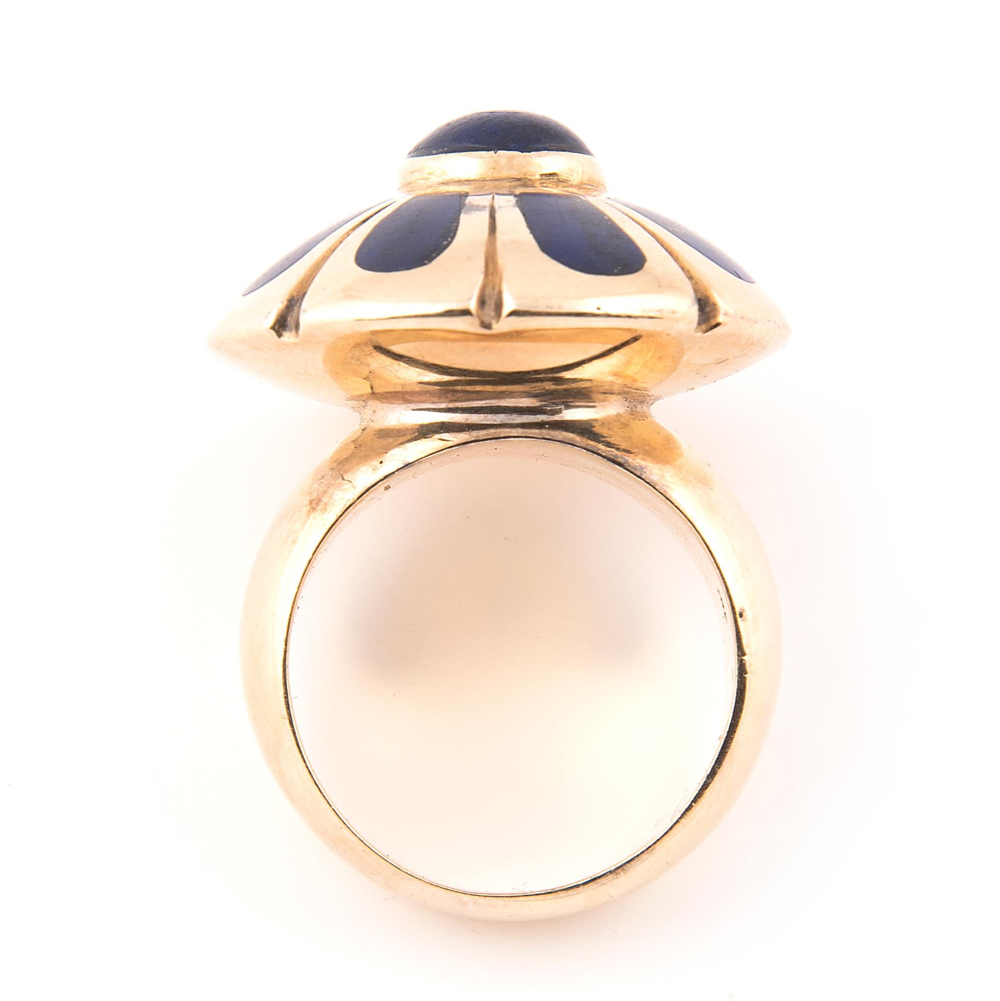 1970s 18k Yellow Gold and Lapis Lazuli Flower Ring In Good Condition For Sale In London, GB