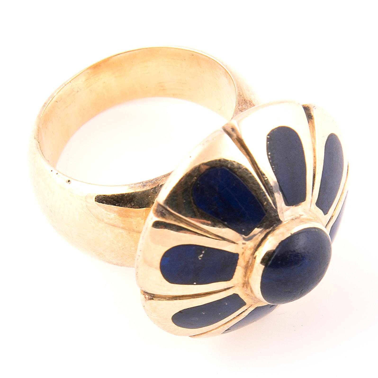 Women's 1970s 18k Yellow Gold and Lapis Lazuli Flower Ring For Sale