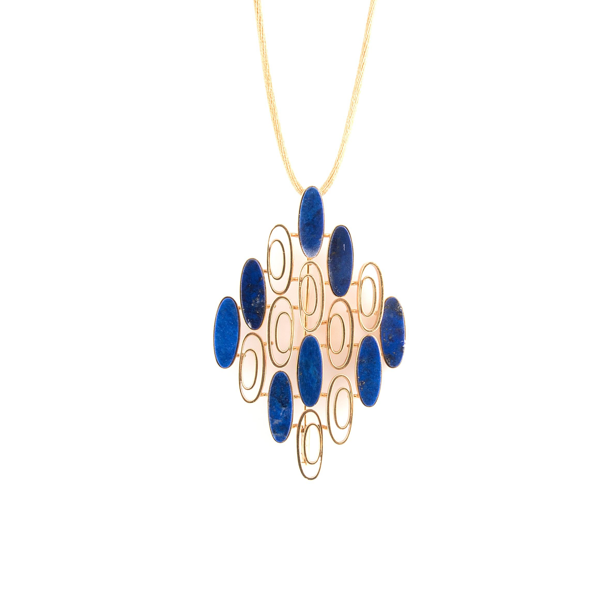A stylish Italian seventies pendant that can also be worn as a pin brooch, with oval 18k gold rings and oval lapis Lazuli plaques arranged on different levels in a lozenge shape. 
Stamped 750, 18k and with a french import mark
Italy, 1970s
