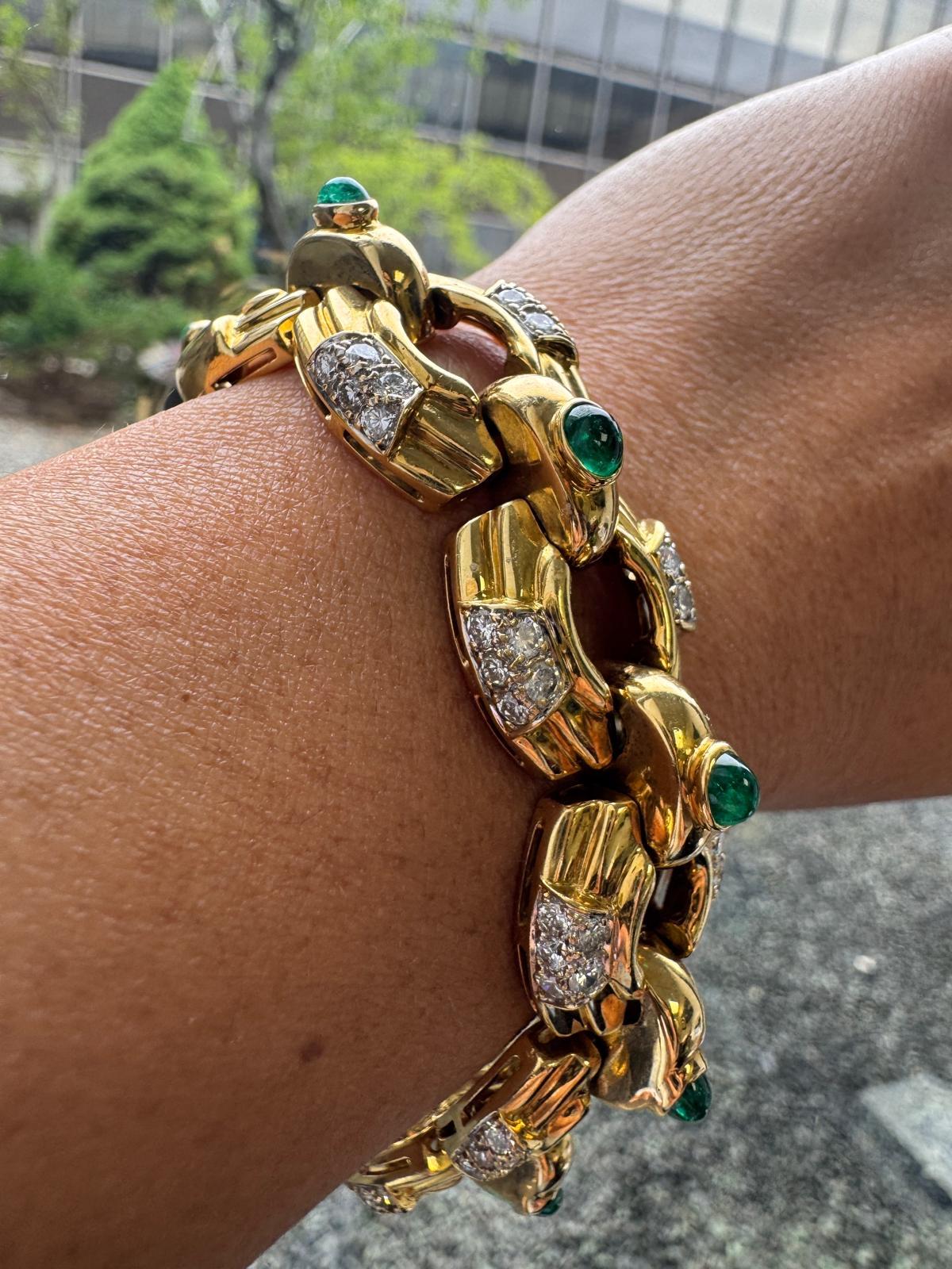 Pulsera de oro amarillo de 18 quilates de los años 70 con esmeraldas cabujón y diamantes talla brillante en venta 7
