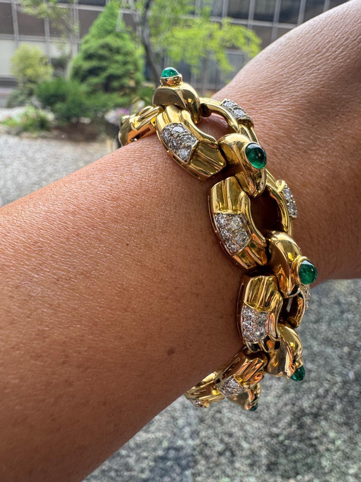 Pulsera de oro amarillo de 18 quilates de los años 70 con esmeraldas cabujón y diamantes talla brillante en venta 8