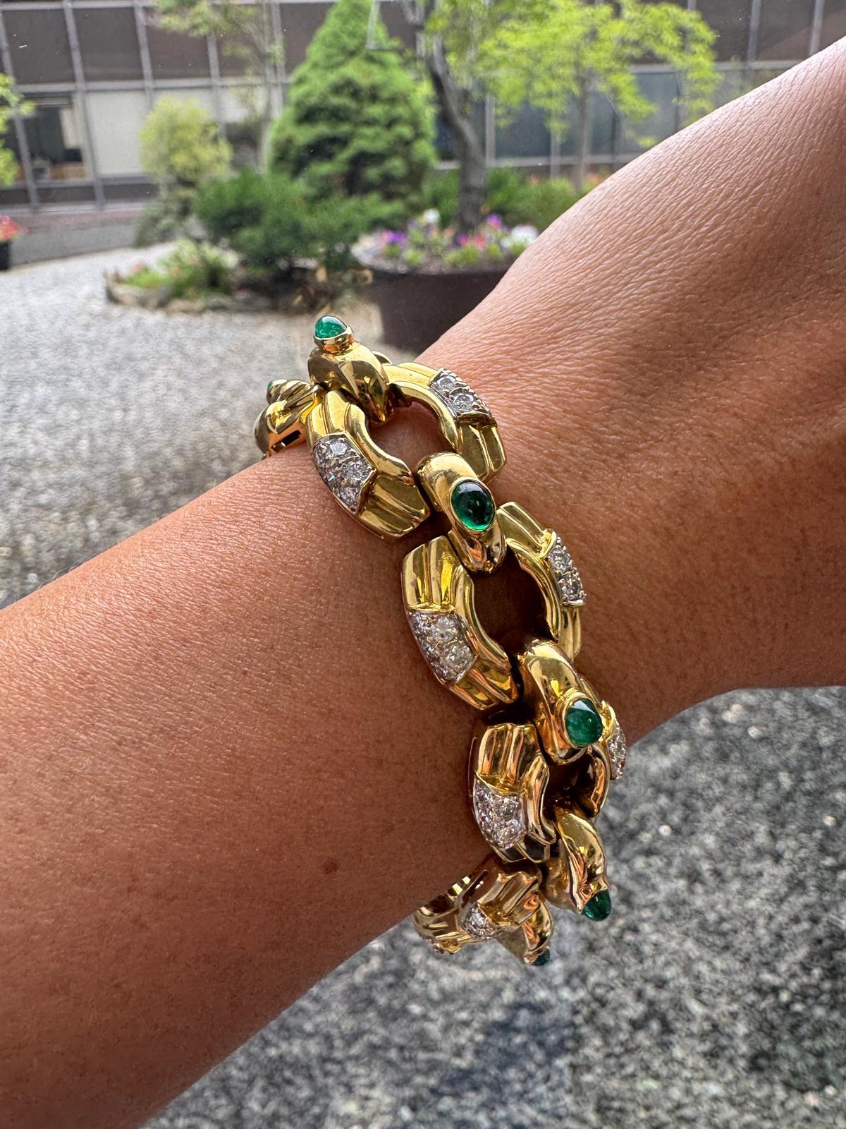Pulsera de oro amarillo de 18 quilates de los años 70 con esmeraldas cabujón y diamantes talla brillante en venta 9