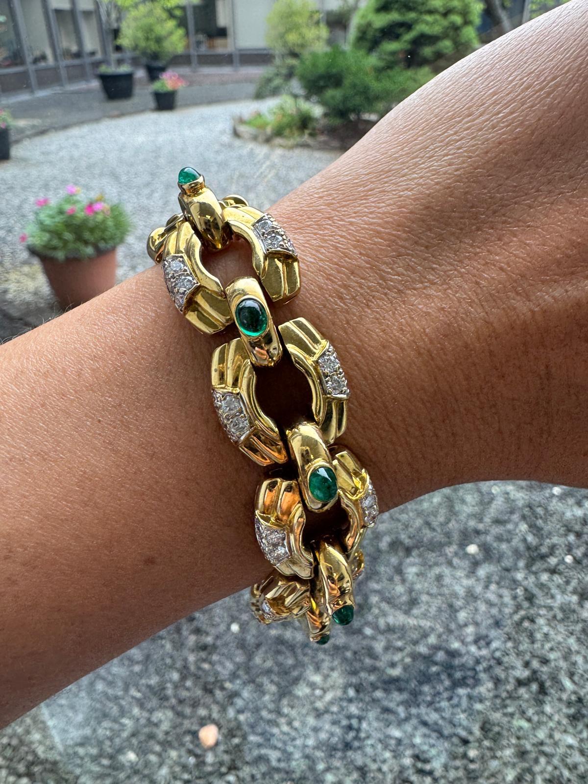 Pulsera de oro amarillo de 18 quilates de los años 70 con esmeraldas cabujón y diamantes talla brillante en venta 10