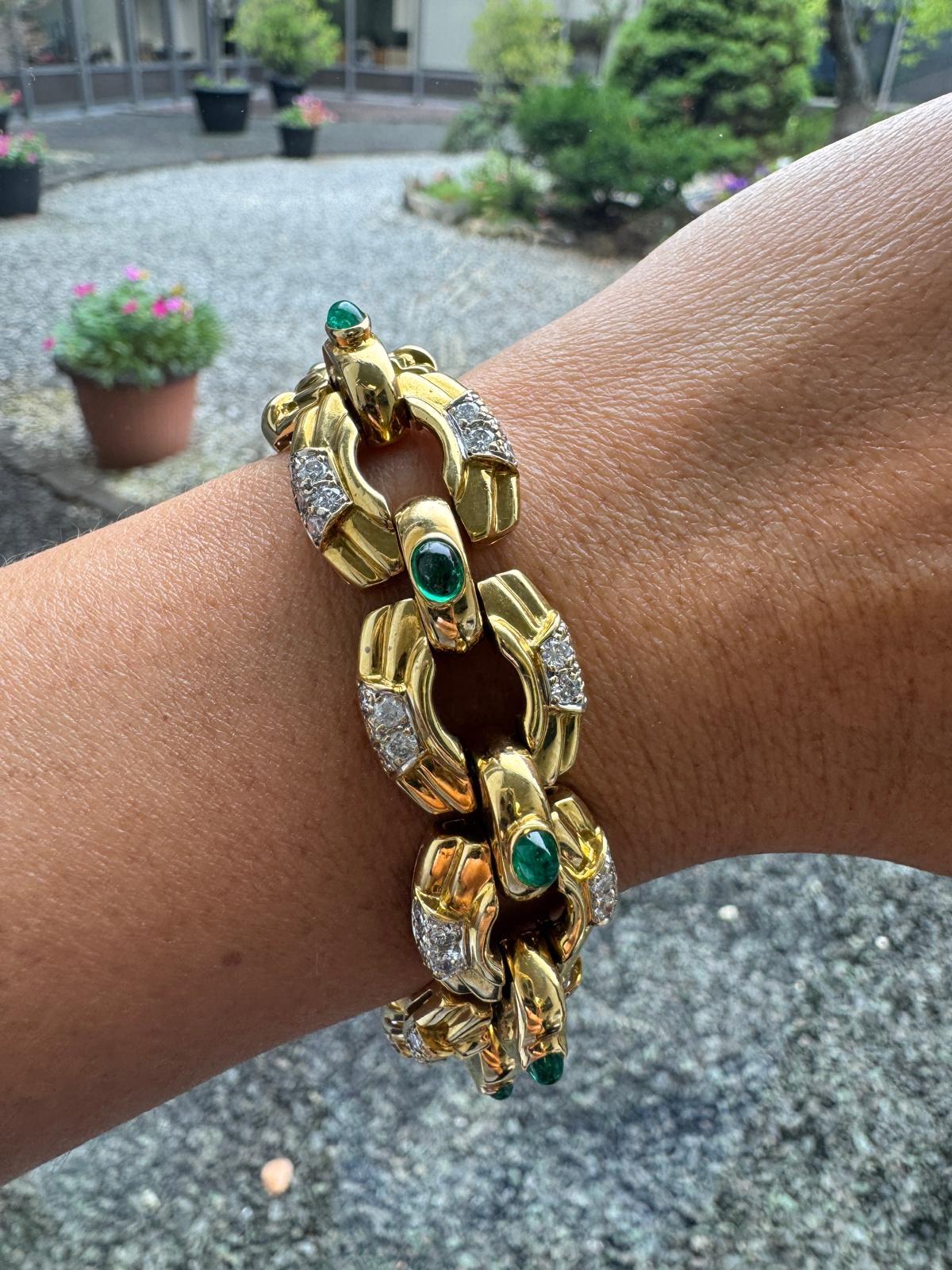 Pulsera de oro amarillo de 18 quilates de los años 70 con esmeraldas cabujón y diamantes talla brillante en venta 11