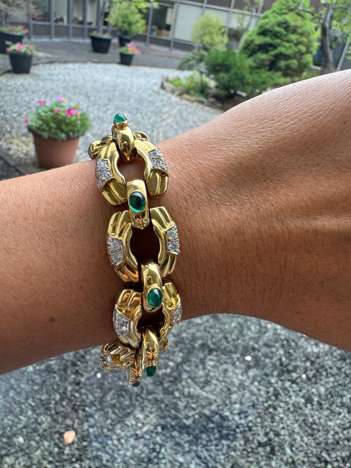 Pulsera de oro amarillo de 18 quilates de los años 70 con esmeraldas cabujón y diamantes talla brillante en venta 12