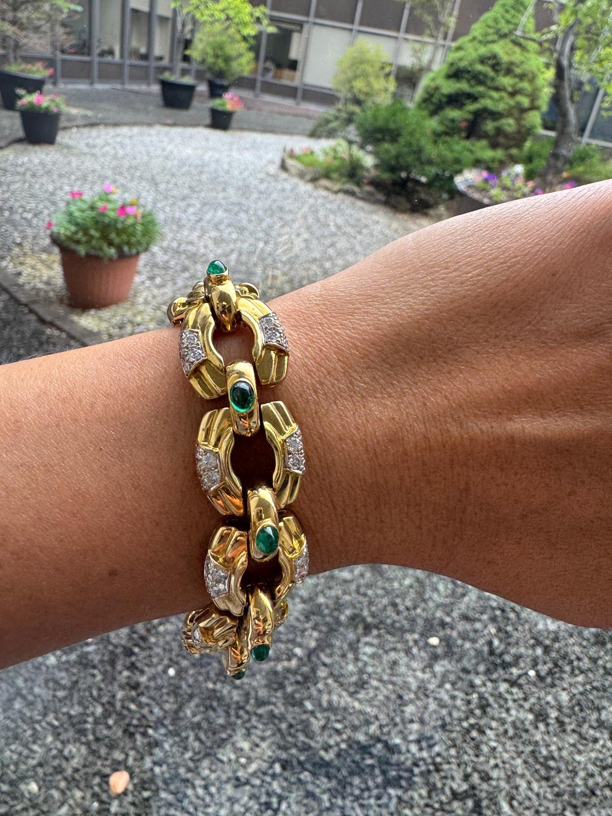 Pulsera de oro amarillo de 18 quilates de los años 70 con esmeraldas cabujón y diamantes talla brillante en venta 13