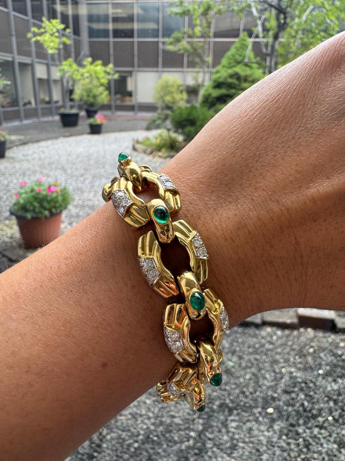 Pulsera de oro amarillo de 18 quilates de los años 70 con esmeraldas cabujón y diamantes talla brillante en venta 14