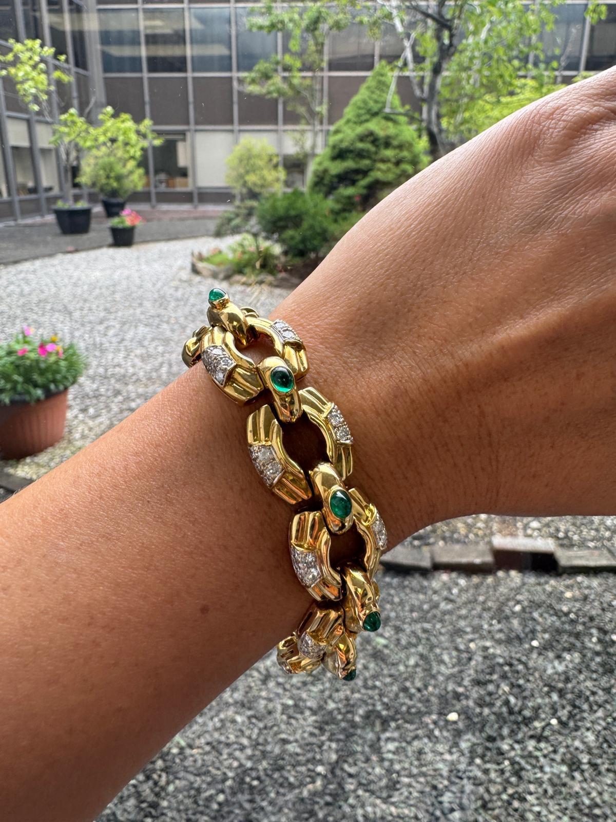 Pulsera de oro amarillo de 18 quilates de los años 70 con esmeraldas cabujón y diamantes talla brillante en venta 15