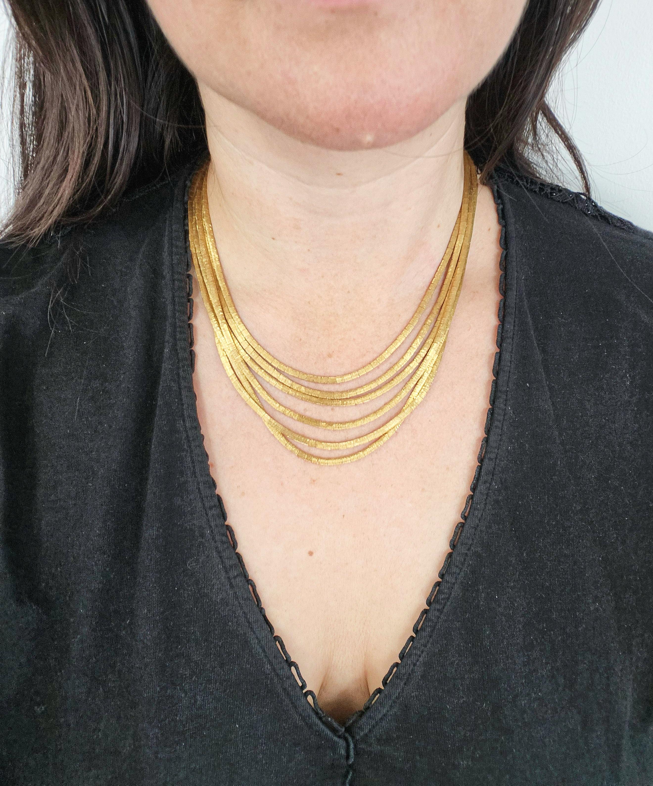 Este collar vintage de malla de oro amarillo de 18 quilates de la década de 1970, atrevido, sexy y lujoso sin complejos, es toda una declaración de intenciones. Confeccionado por expertos con una atención impecable al detalle, presenta seis capas de