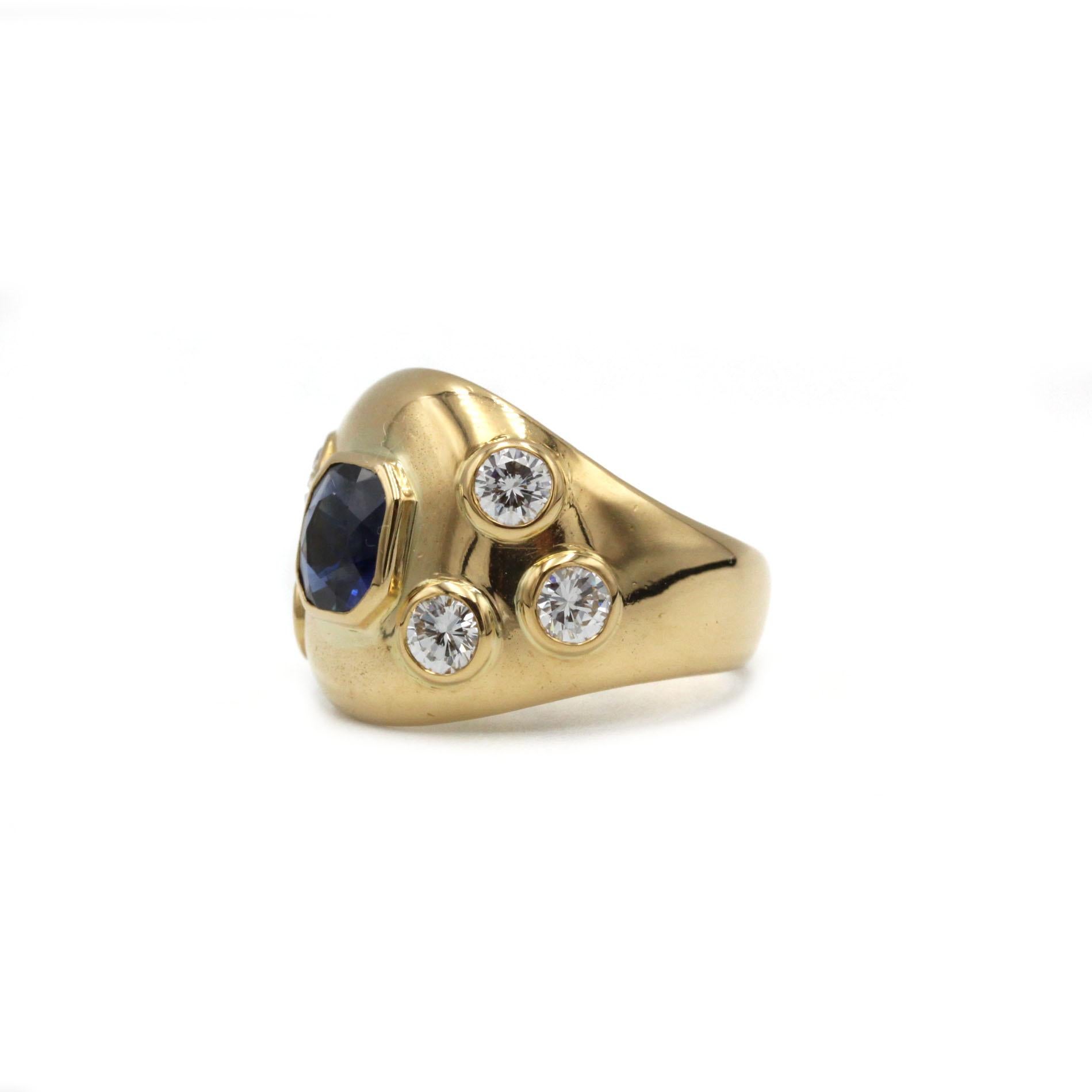 Moderno Anello a cupola con zaffiro e diamante in oro giallo 18 carati degli anni '70 in vendita