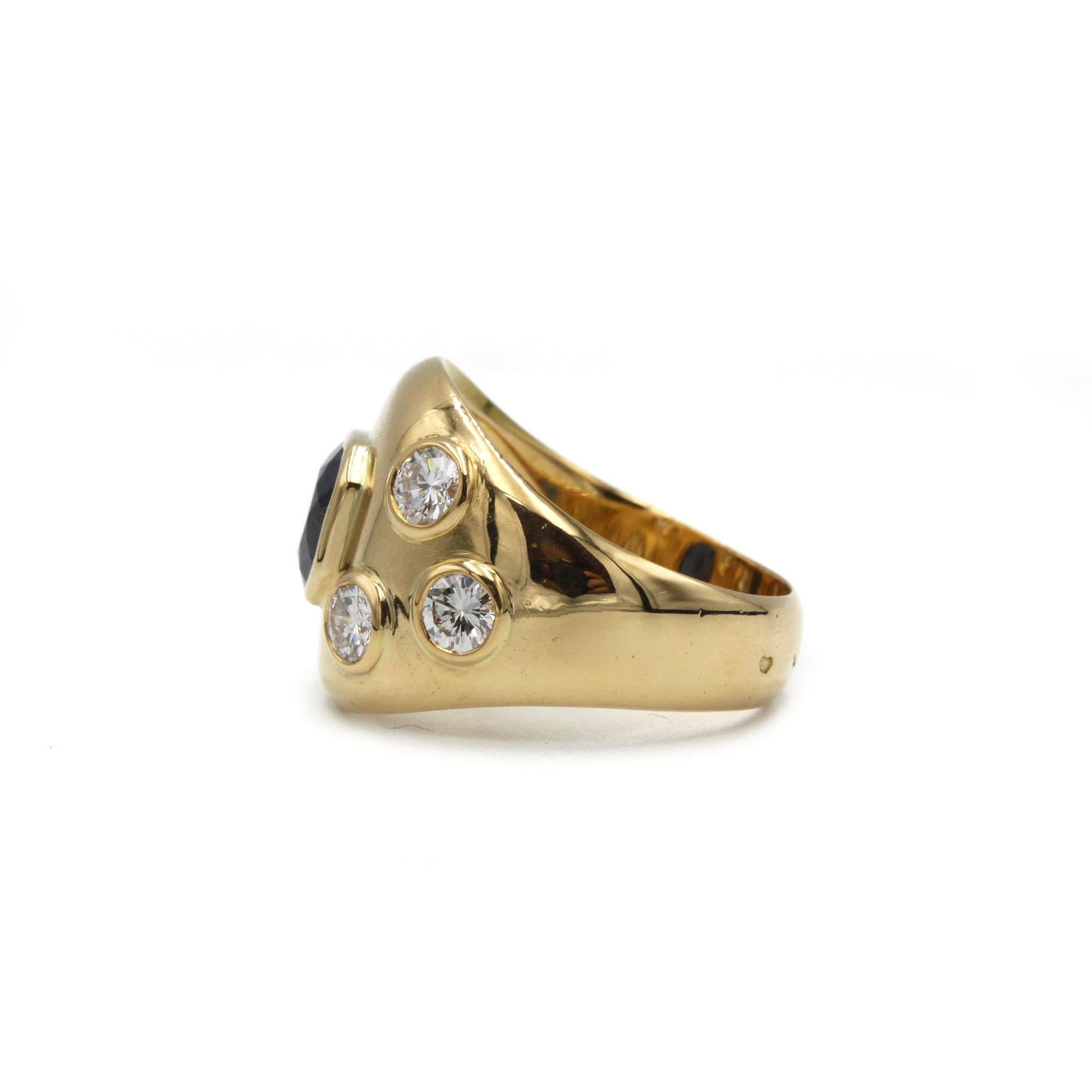 Taglio cuscino Anello a cupola con zaffiro e diamante in oro giallo 18 carati degli anni '70 in vendita