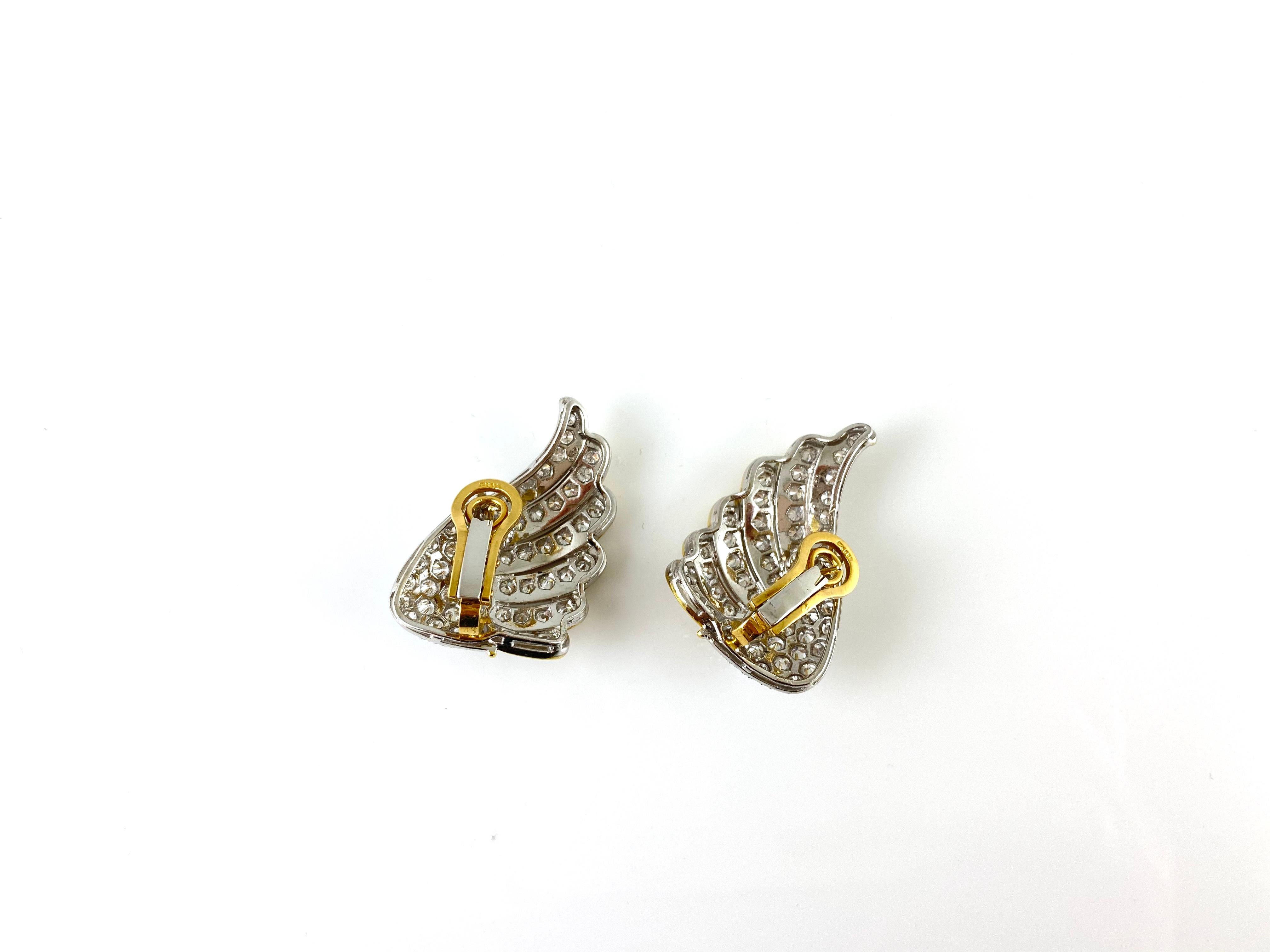 Round Cut 1970s 18 Karat Yellow Gold Wings with Diamonds Earring