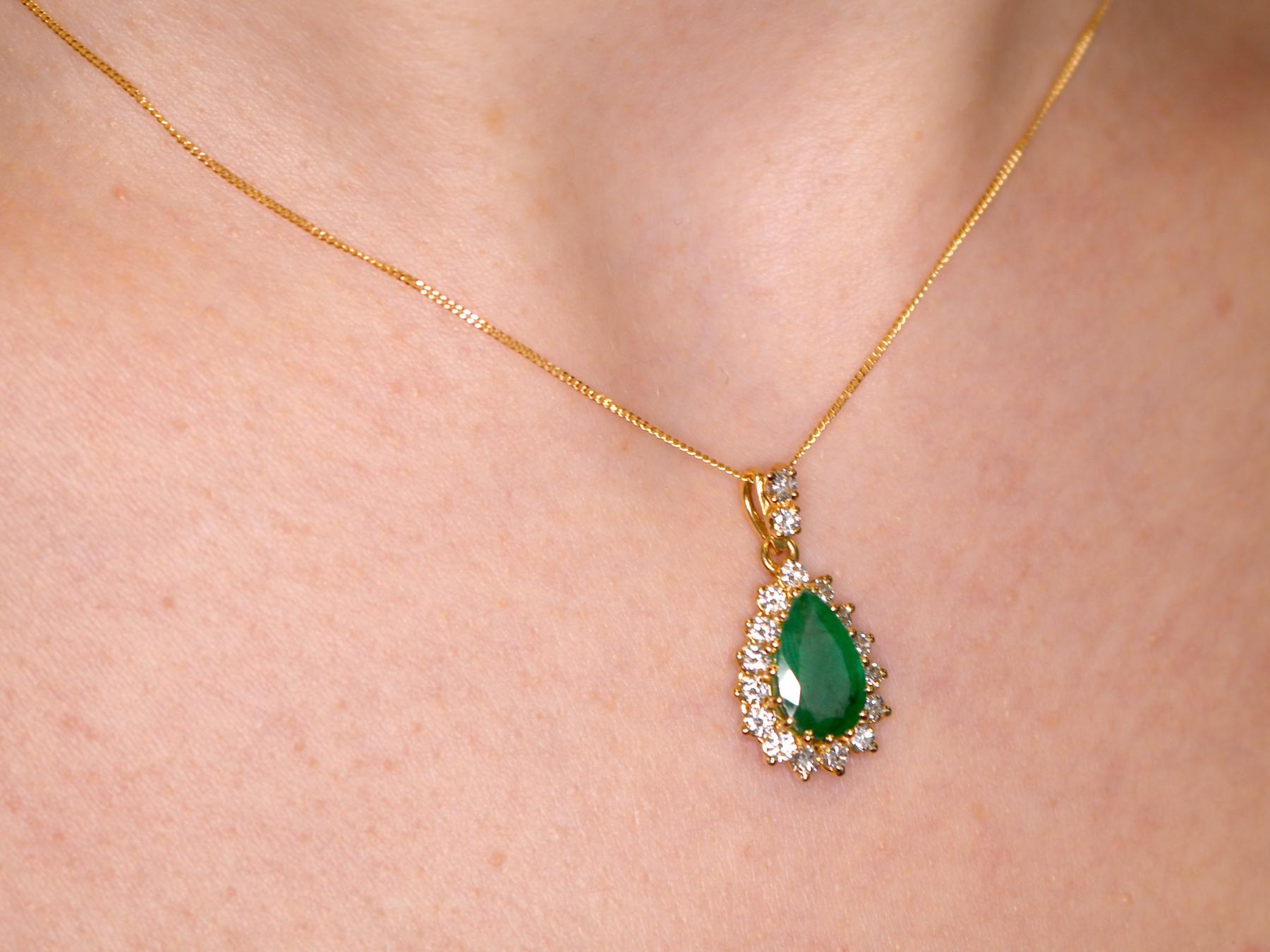 1970s 1.98 Carat Emerald and Diamond Yellow Gold Pendant 5