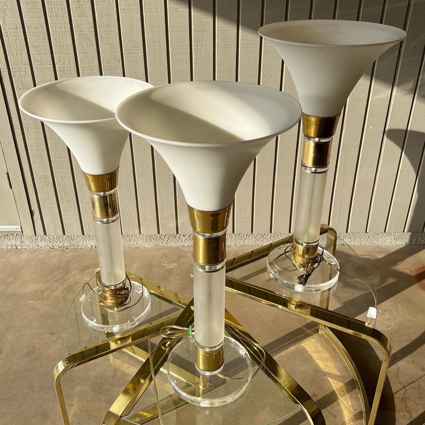Lámparas de sobremesa táctiles torchiere de los años 70-80. Tres disponibles individualmente, pero también se pueden vender como un conjunto de dos o tres. Tienen una altura de 29,25