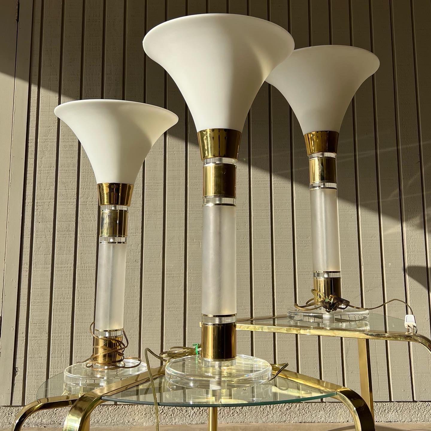 Lámparas de mesa tipo torchiere de latón y lucita de los años 70-80 con interruptor táctil Regencia de Hollywood en venta