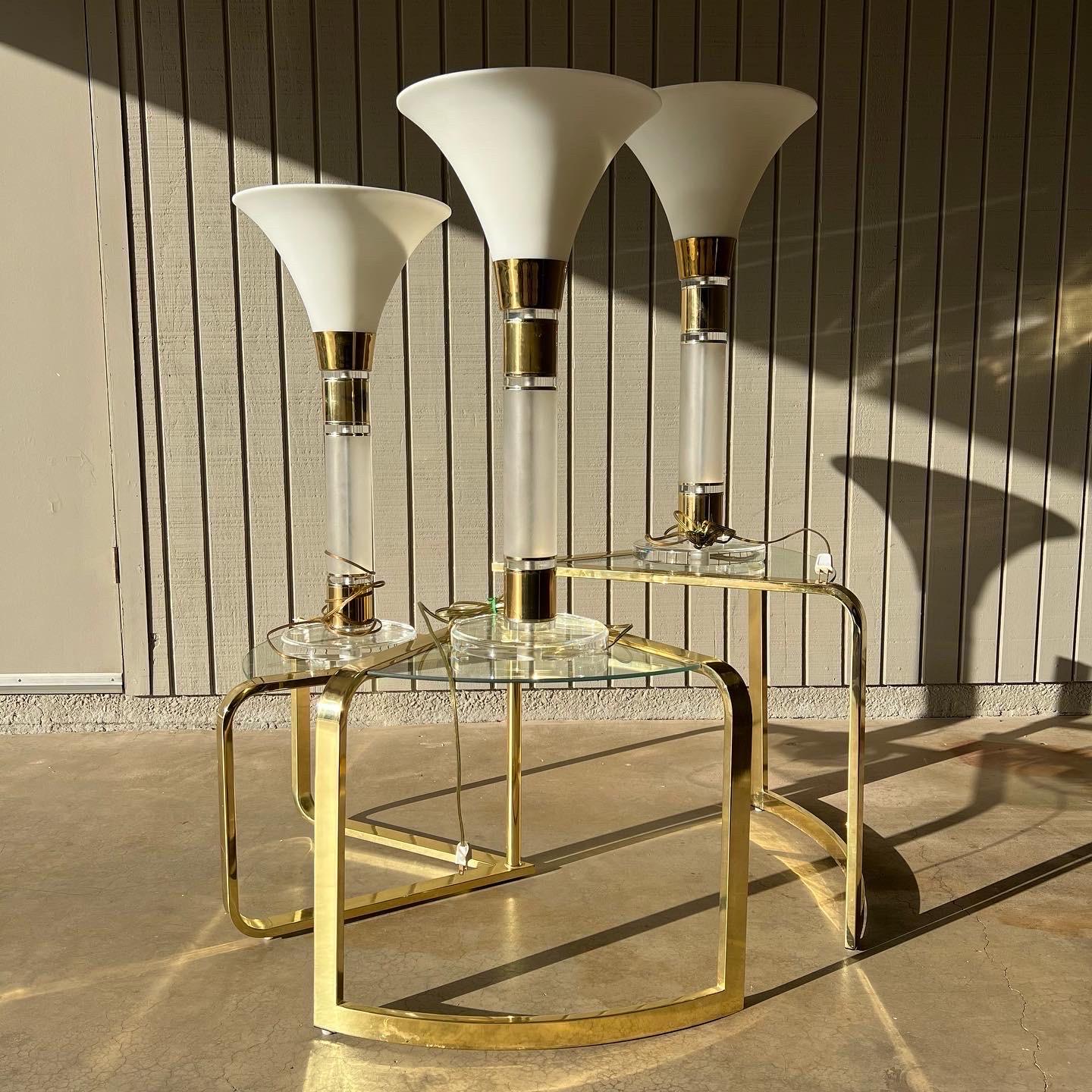 Lámparas de mesa tipo torchiere de latón y lucita de los años 70-80 con interruptor táctil finales del siglo XX en venta