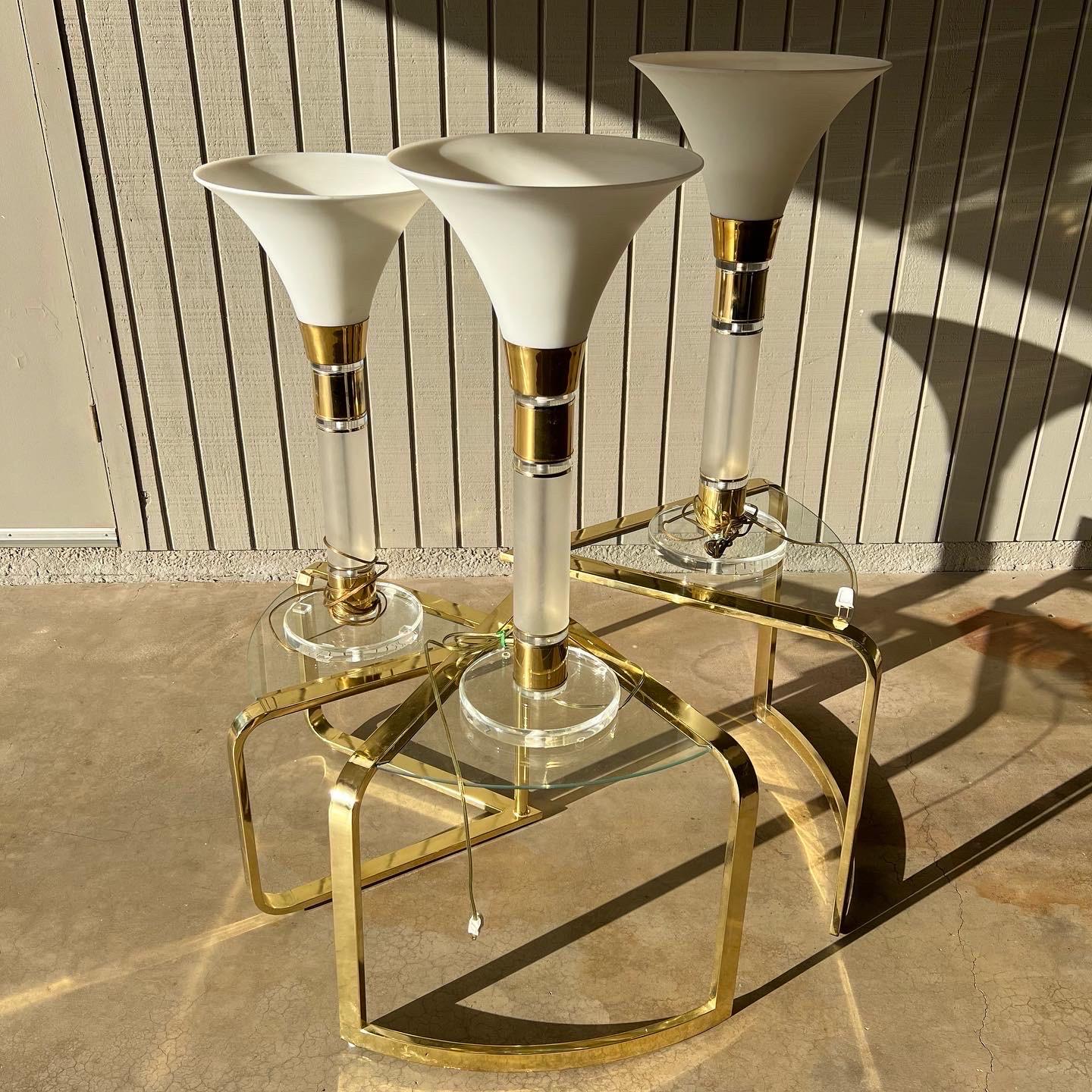 Lámparas de mesa tipo torchiere de latón y lucita de los años 70-80 con interruptor táctil Latón en venta