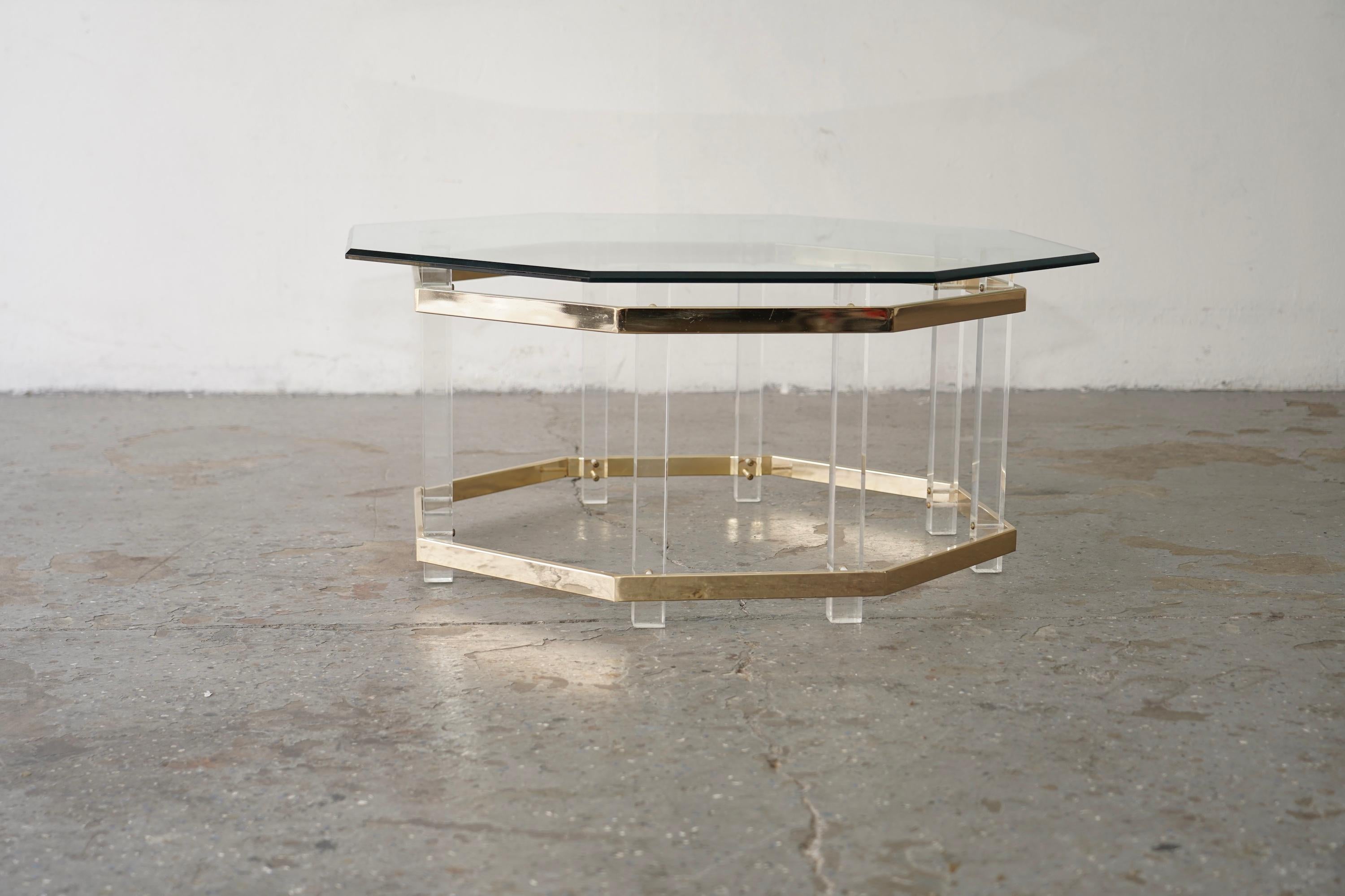 Vintage 1970-1980s Lucite Couchtisch mit goldenen Akzenten
Charles Hollis Jones zugeschrieben

Dieser atemberaubende achteckige Couchtisch, der dem berühmten Designer Charles Hollis Jones zugeschrieben wird, stammt aus der glamourösen Ära der 1970er