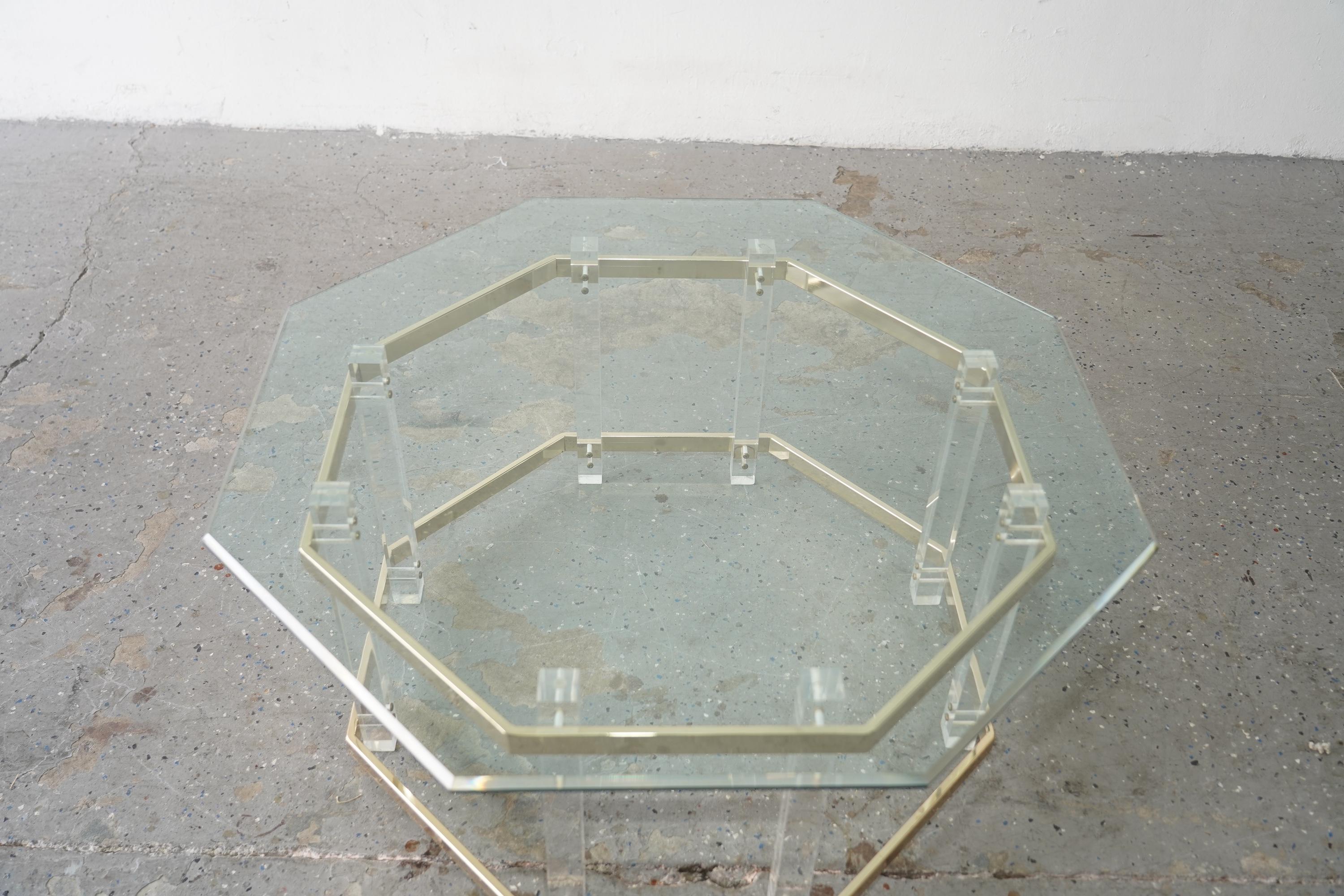 1970er-1980er Lucite Couchtisch Goldakzente Charles Hollis Jones zugeschrieben (Postmoderne) im Angebot