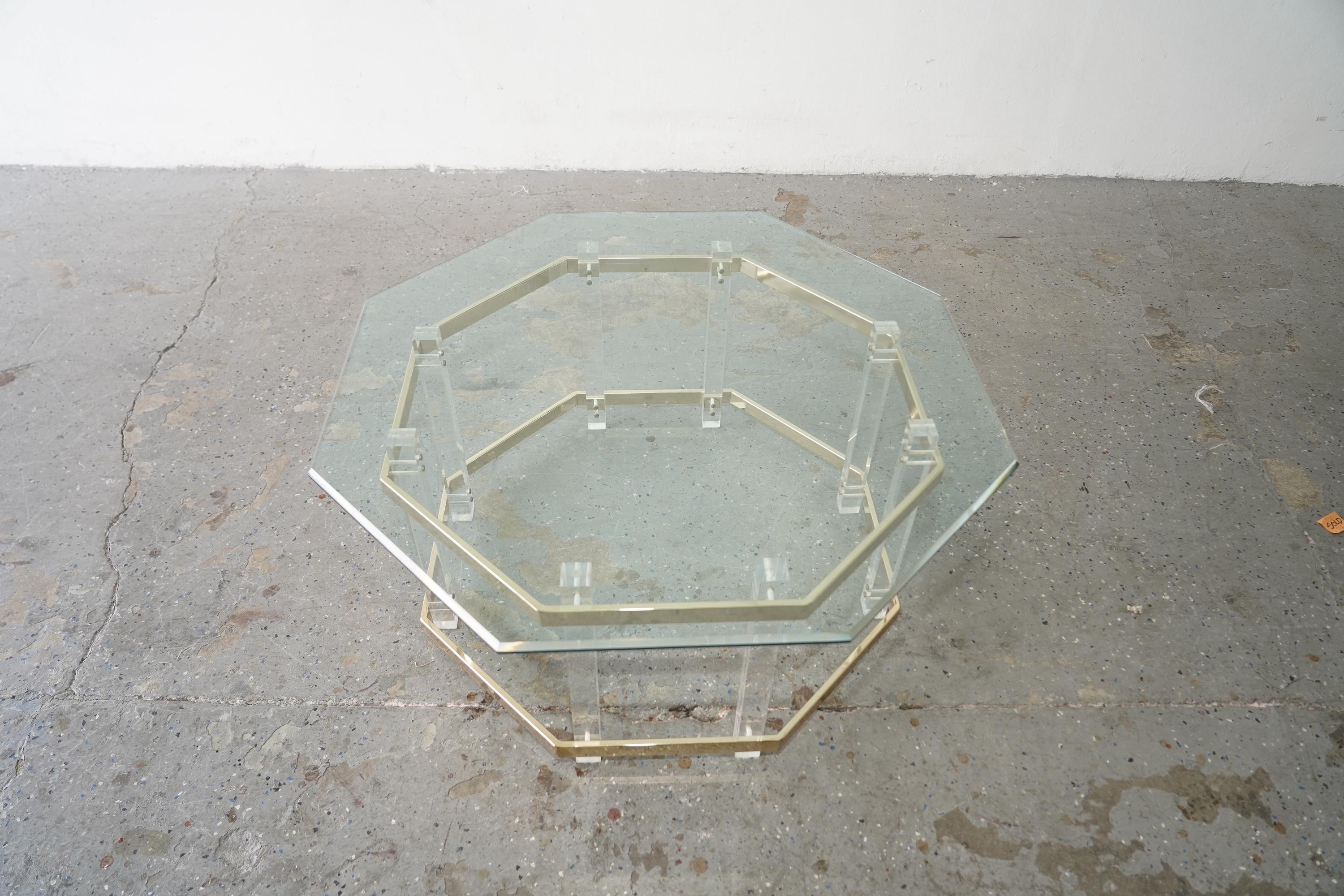 1970er-1980er Lucite Couchtisch Goldakzente Charles Hollis Jones zugeschrieben (amerikanisch) im Angebot