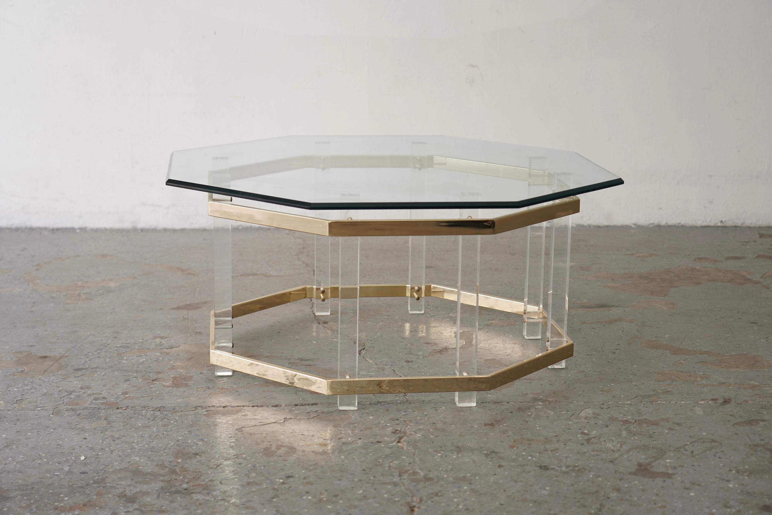1970er-1980er Lucite Couchtisch Goldakzente Charles Hollis Jones zugeschrieben im Zustand „Gut“ im Angebot in Las Vegas, NV