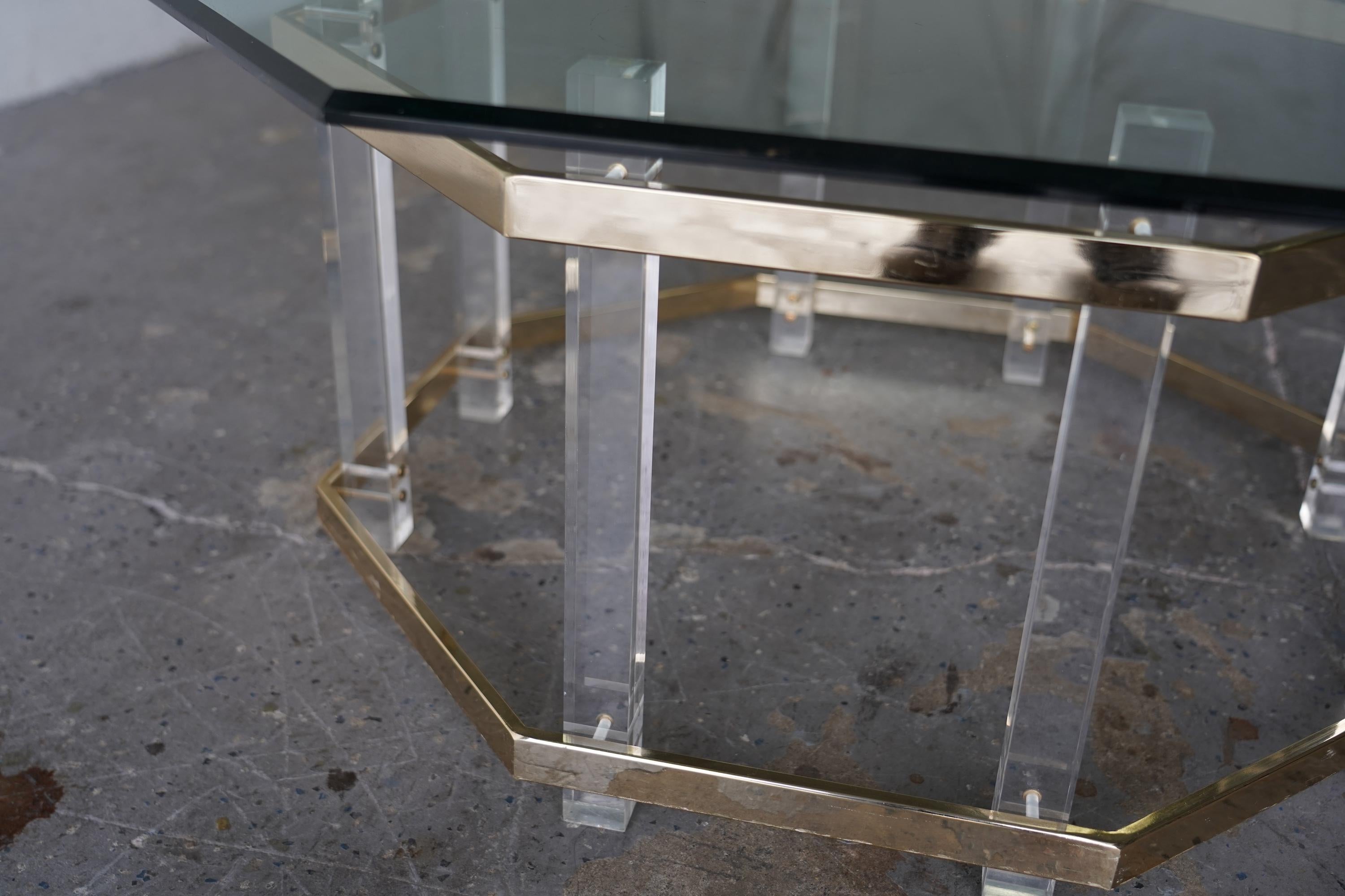 1970er-1980er Lucite Couchtisch Goldakzente Charles Hollis Jones zugeschrieben (Ende des 20. Jahrhunderts) im Angebot
