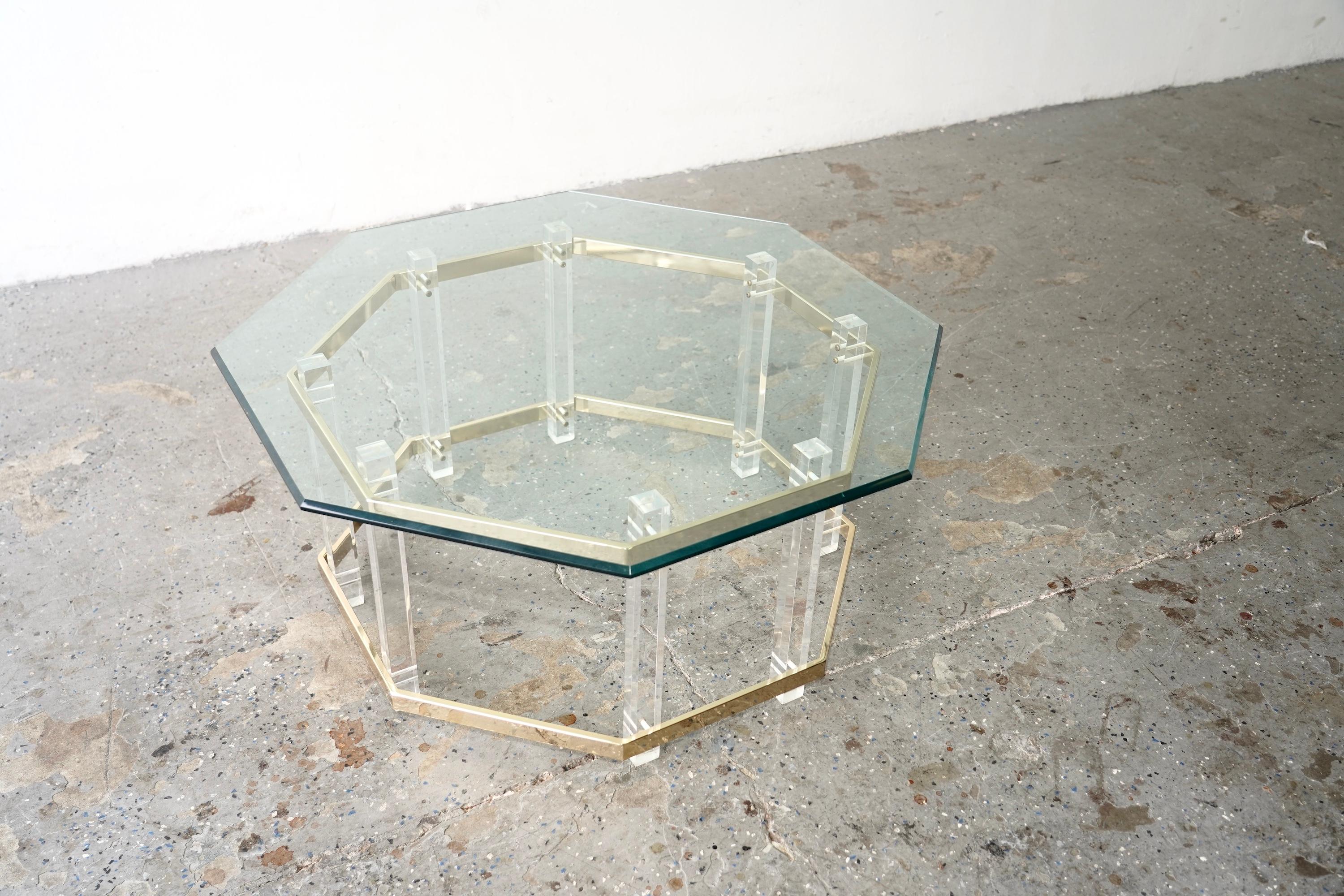 1970er-1980er Lucite Couchtisch Goldakzente Charles Hollis Jones zugeschrieben (Messing) im Angebot