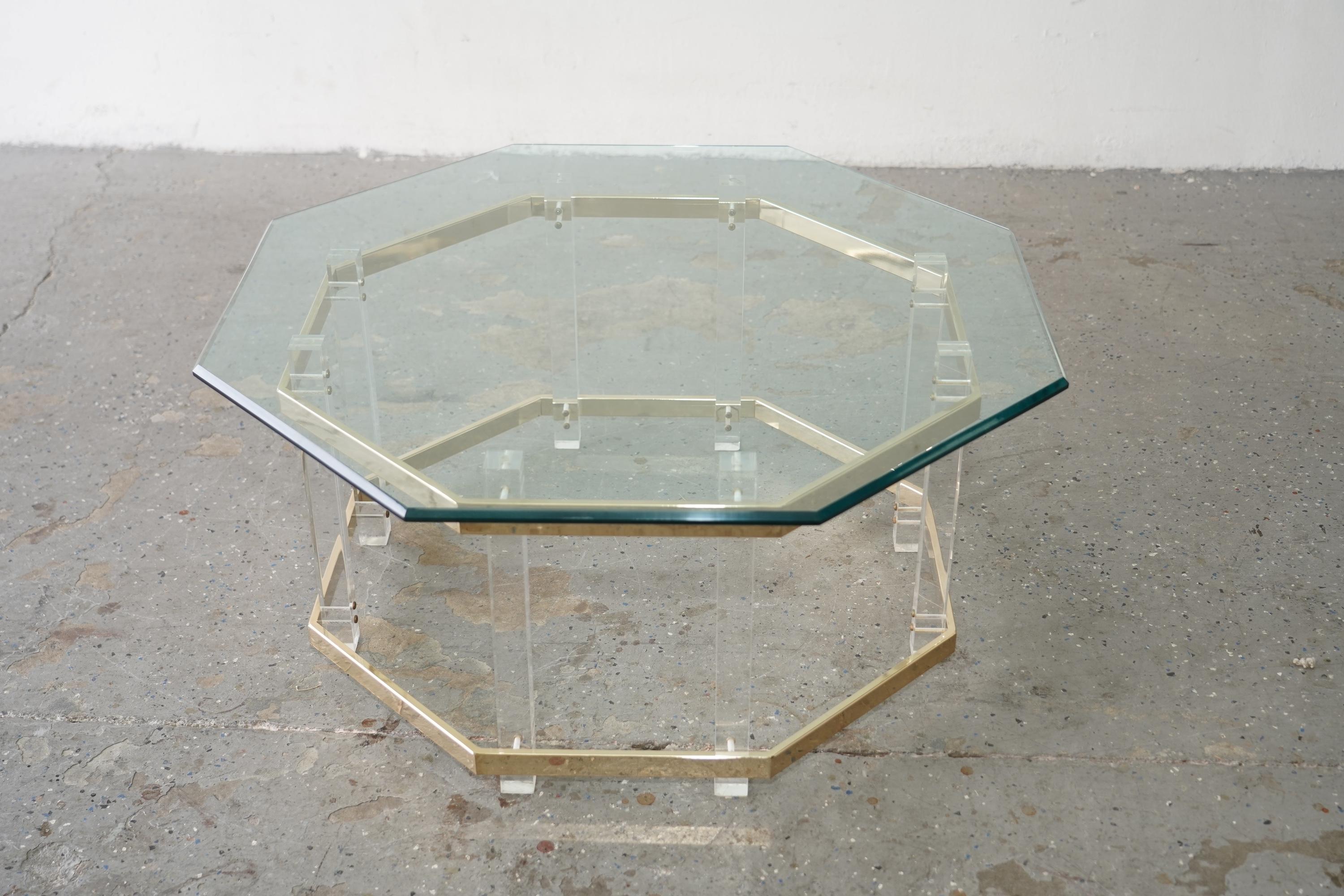 1970er-1980er Lucite Couchtisch Goldakzente Charles Hollis Jones zugeschrieben im Angebot 2