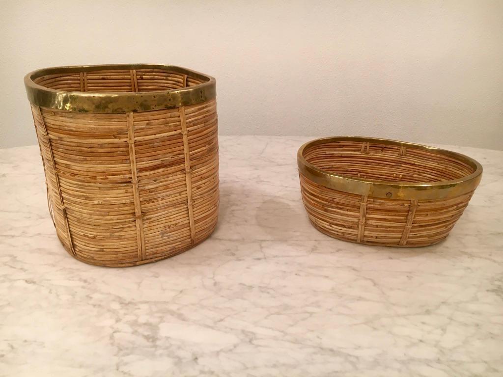 2 brass and bamboo rattan baskets from Italy ca. 1970s
Can be use as a planter
Big round one : 30 x 30 x 30 cm, the bottom has been restored (picture), traces of oxydation on the brass
Oval one : L 35 x D 37 x H 15 cm
Reminiscent of the