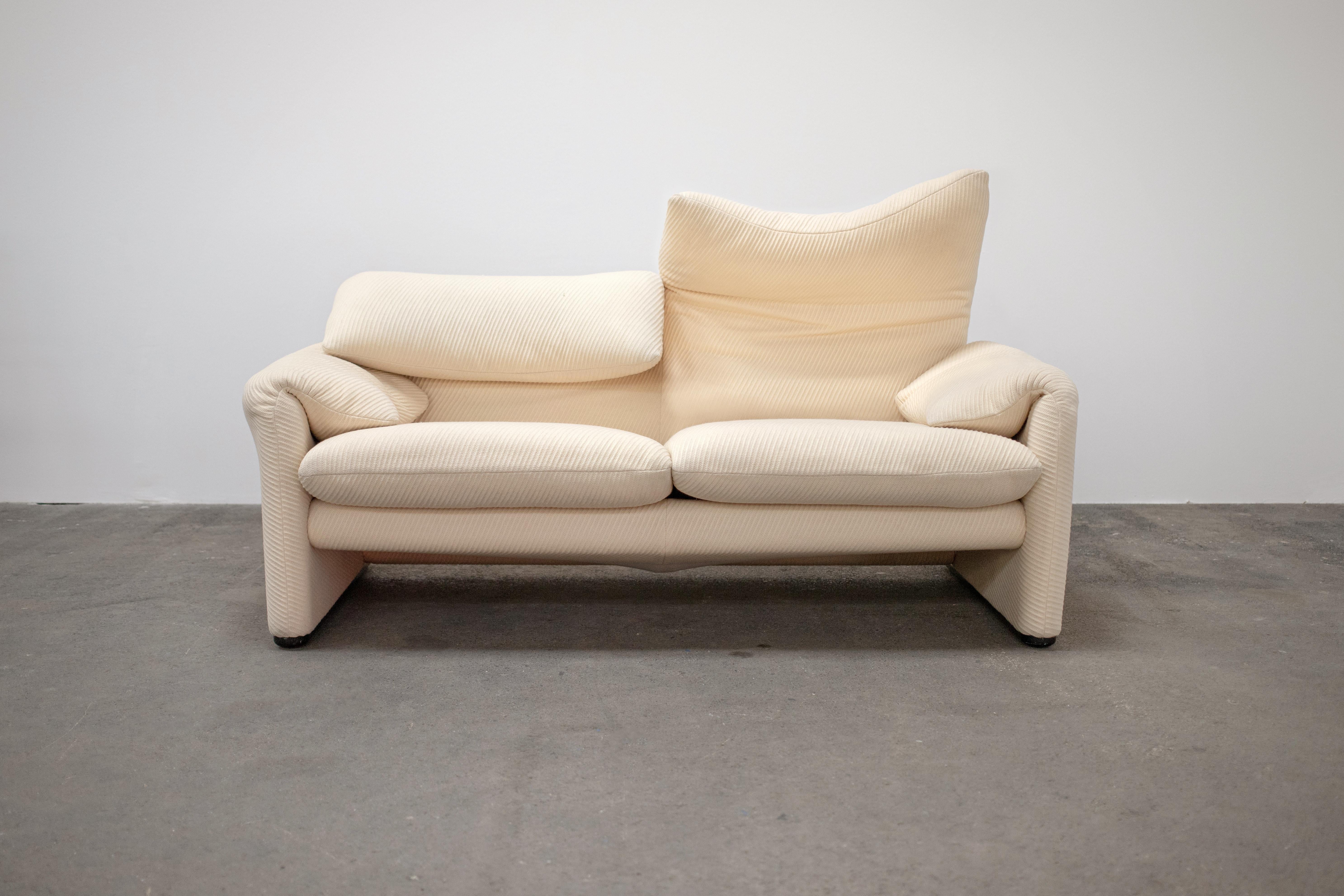 Mid-Century Modern 1970s 2-Seater Maralunga Sofa by Vico Magistretti for Cassina For Sale