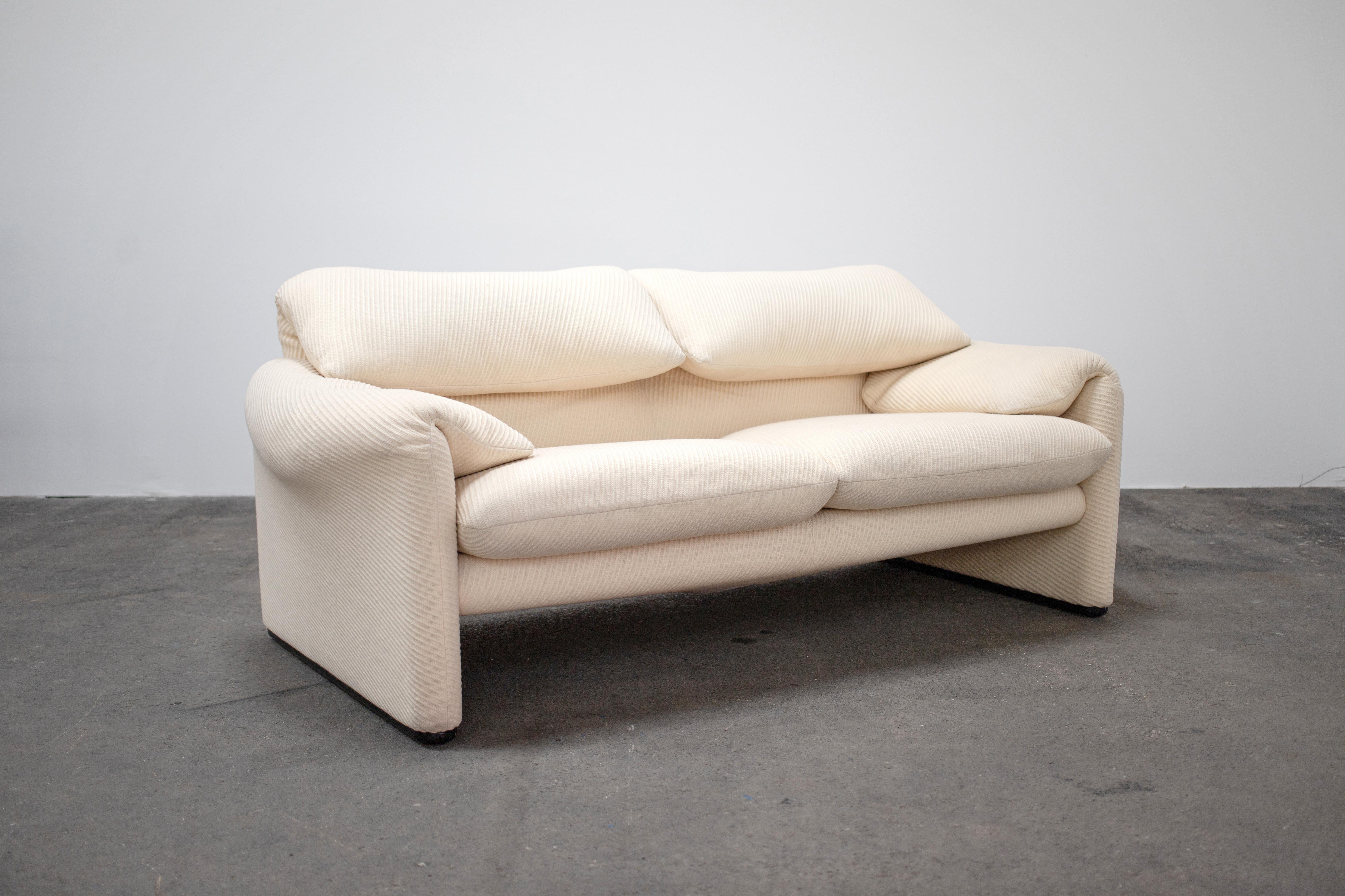 Wool 1970s 2-Seater Maralunga Sofa by Vico Magistretti for Cassina For Sale