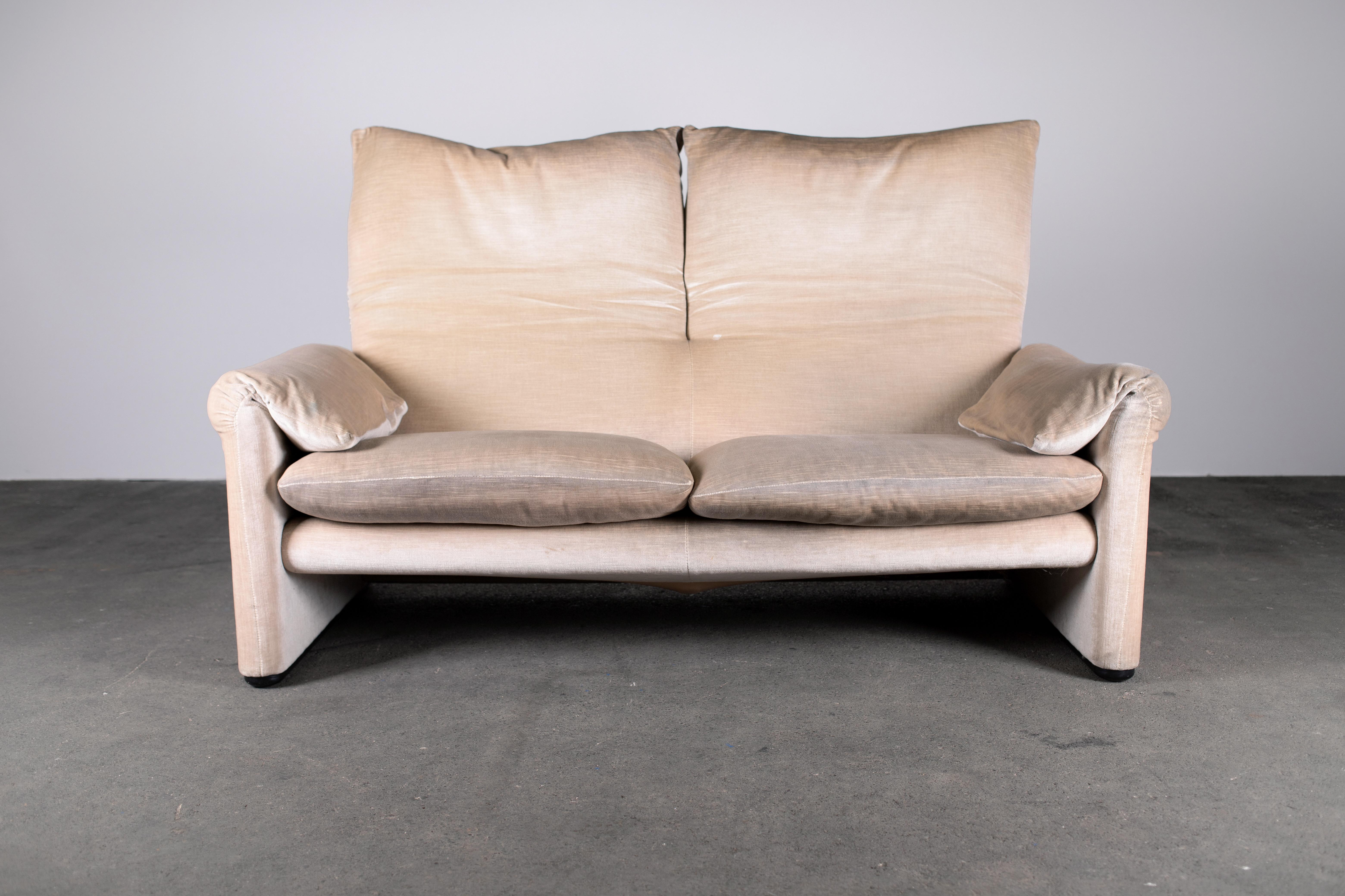 1970s 2-Seater Maralunga Sofa by Vico Magistretti for Cassina in Beige Velvet In Good Condition In Grand Cayman, KY