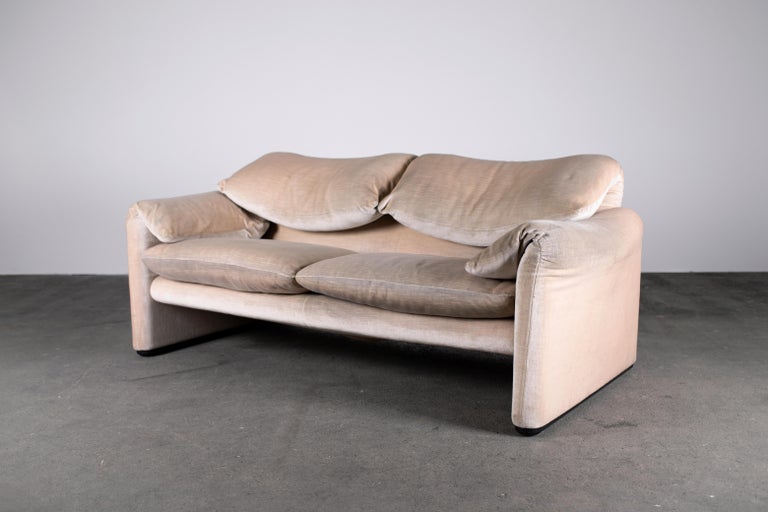 Late 20th Century 1970s 2-Seater Maralunga Sofa by Vico Magistretti for Cassina in Beige Velvet For Sale