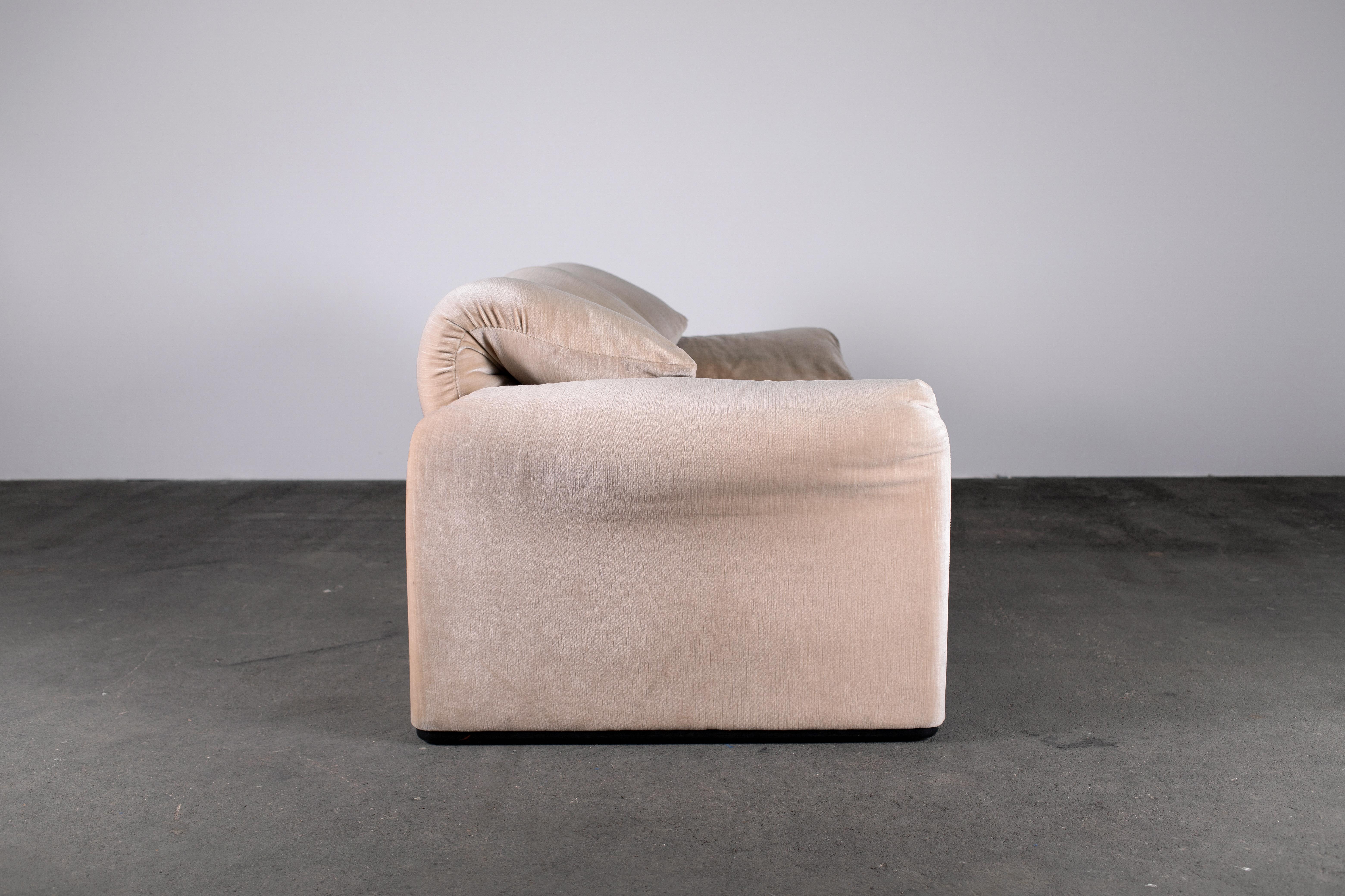 1970s 2-Seater Maralunga Sofa by Vico Magistretti for Cassina in Beige Velvet 1