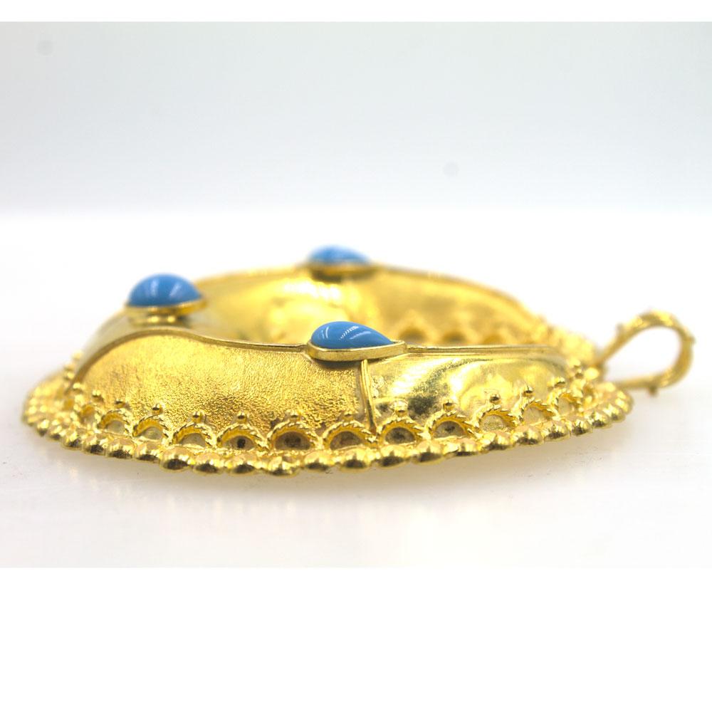 Round Cut 1970s 21 Karat Yellow Gold Turquoise Medallion Pendant