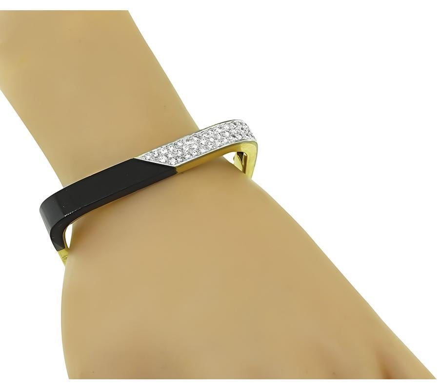 Si tratta di un affascinante braccialetto in oro giallo e bianco a 18 carati degli anni '70. Il braccialetto è incastonato con scintillanti diamanti a taglio rotondo del peso di circa 2.25 carati. Il colore di questi diamanti è G con purezza VS. I