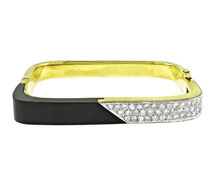 Taglio rotondo Bangle in oro con diamanti e onice degli anni '70 in vendita