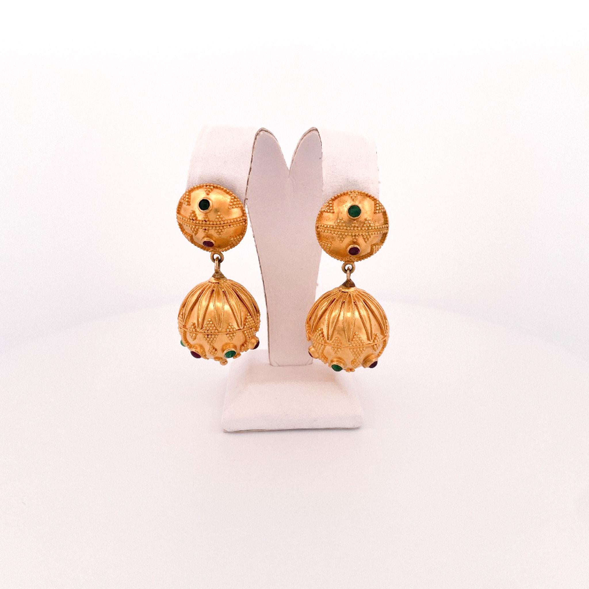 1970 Boucles d'oreilles pendantes en or jaune 22k de style grec avec émeraudes et rubis en vente 4