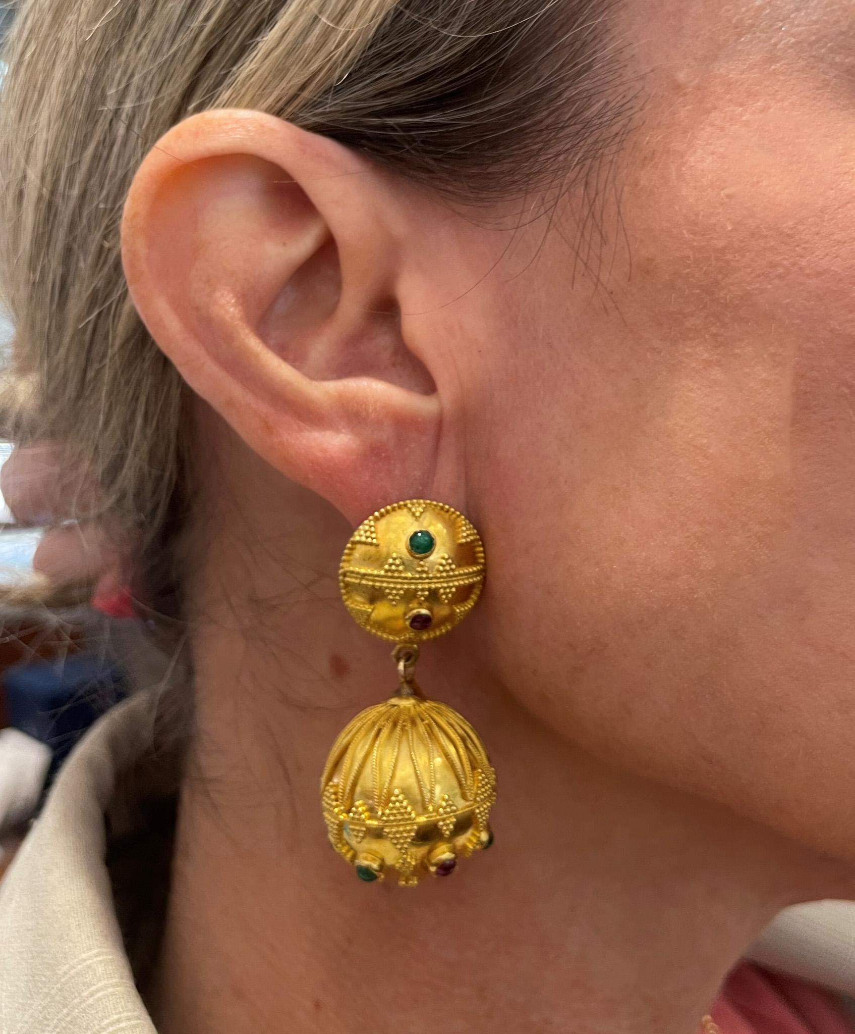 The Eiseman Estate Jewelry Collection, circa 1970, boucles d'oreilles en or jaune 22 carats de style grec avec émeraudes et rubis. Ces boucles d'oreilles sont composées de 8 émeraudes rondes taillées en cabochon et serties en chaton, d'un poids