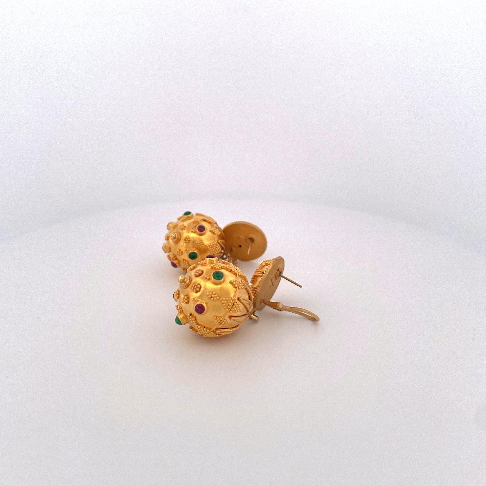 1970 Boucles d'oreilles pendantes en or jaune 22k de style grec avec émeraudes et rubis Excellent état - En vente à Dallas, TX