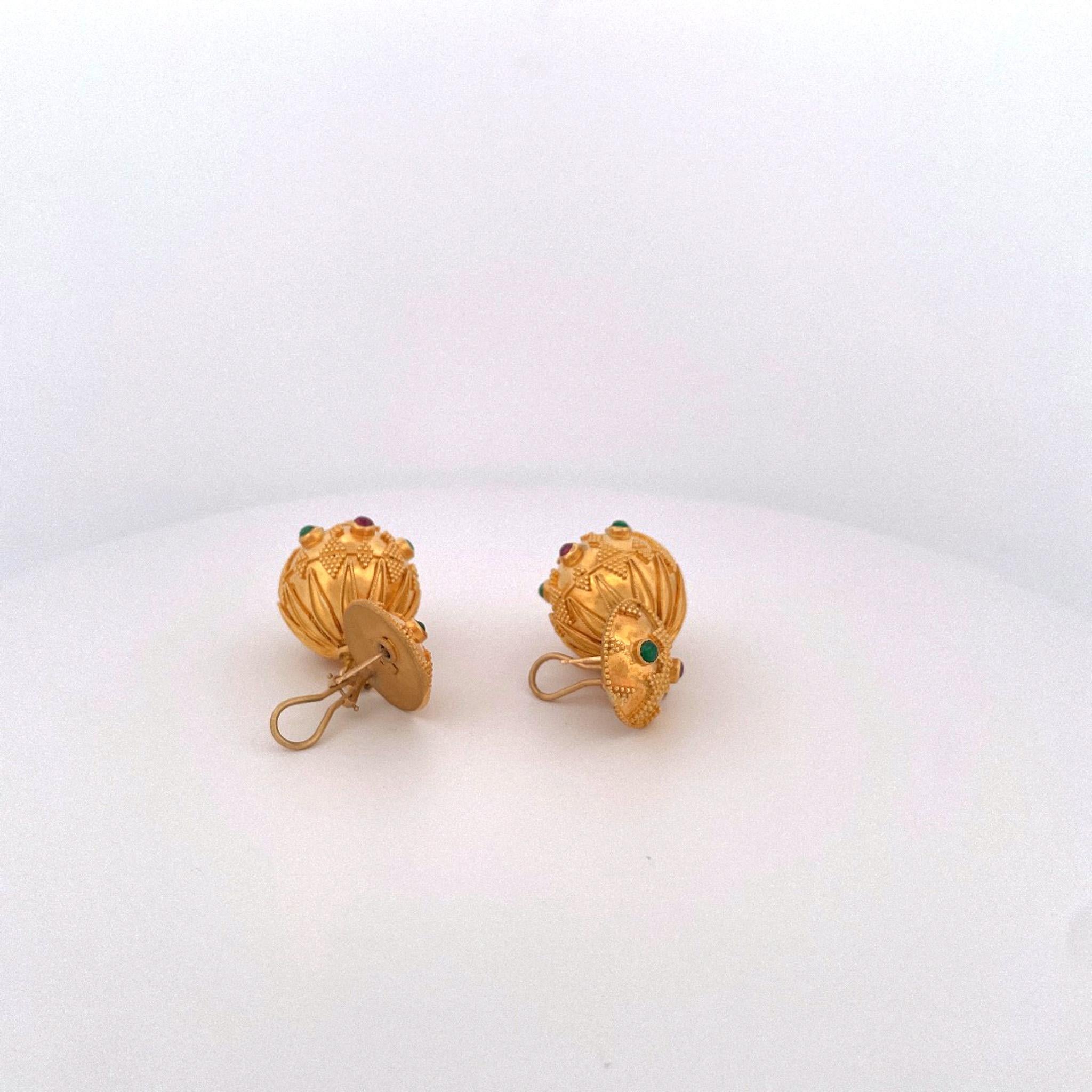1970 Boucles d'oreilles pendantes en or jaune 22k de style grec avec émeraudes et rubis Pour femmes en vente
