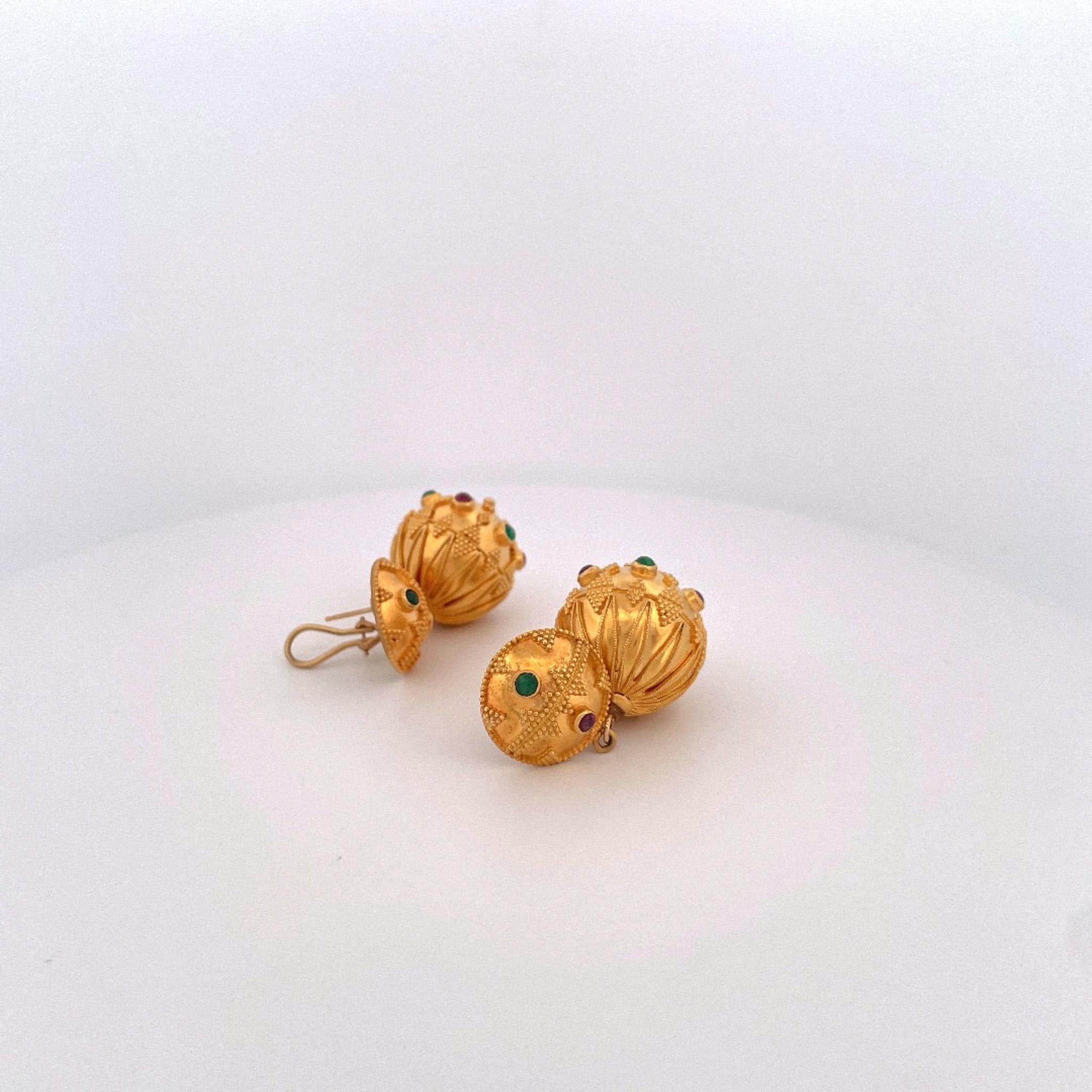 1970 Boucles d'oreilles pendantes en or jaune 22k de style grec avec émeraudes et rubis en vente 1