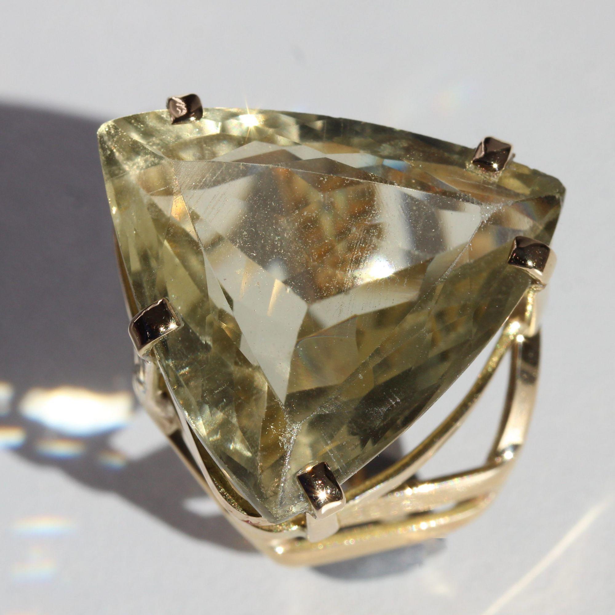 1970s 23 Carat Quartz Lemon 18 Karat Yellow Gold Setting Cocktail Ring For Sale 3