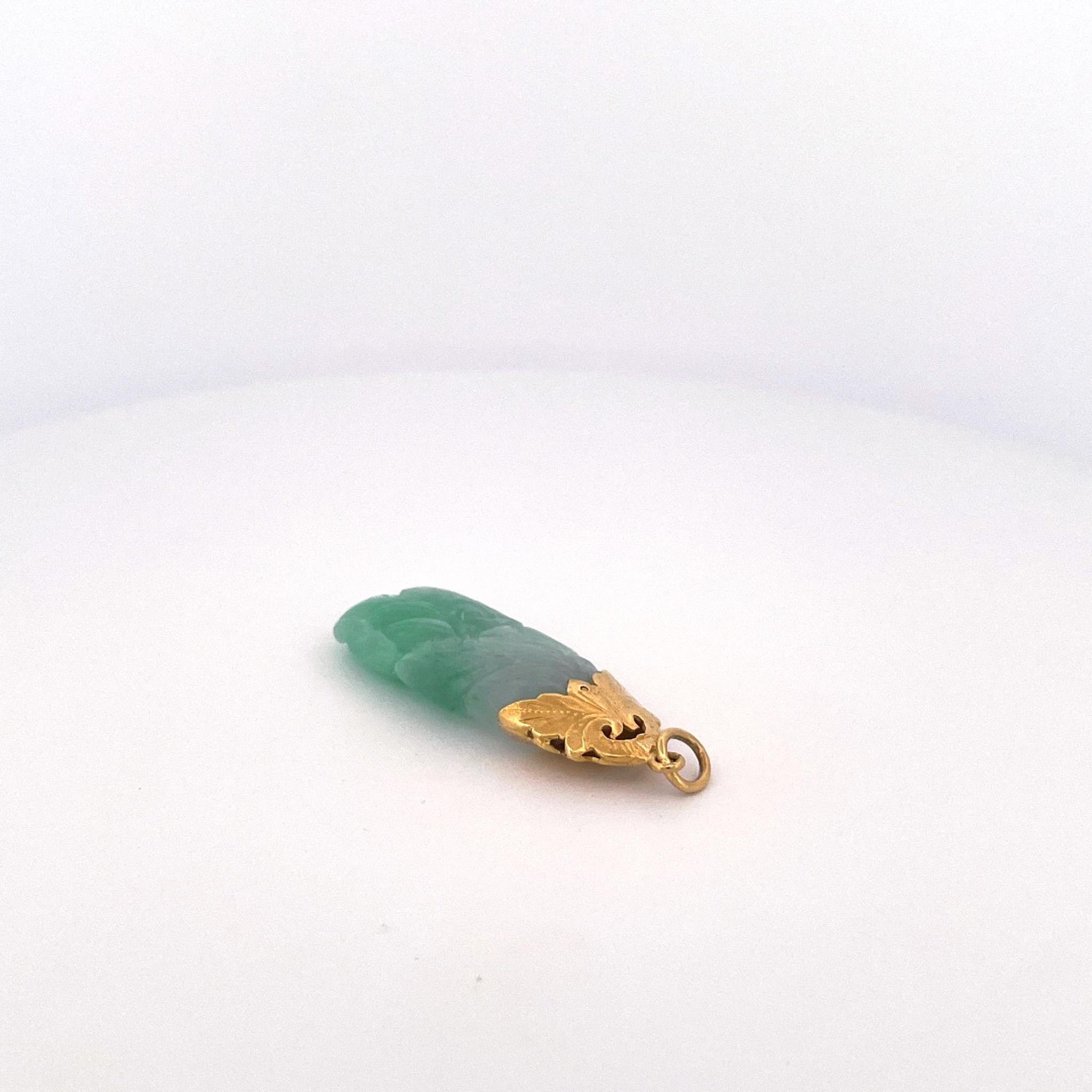 1970s 24k Yellow Gold Carved Jadeite Pendant In Excellent Condition For Sale In Dallas, TX
