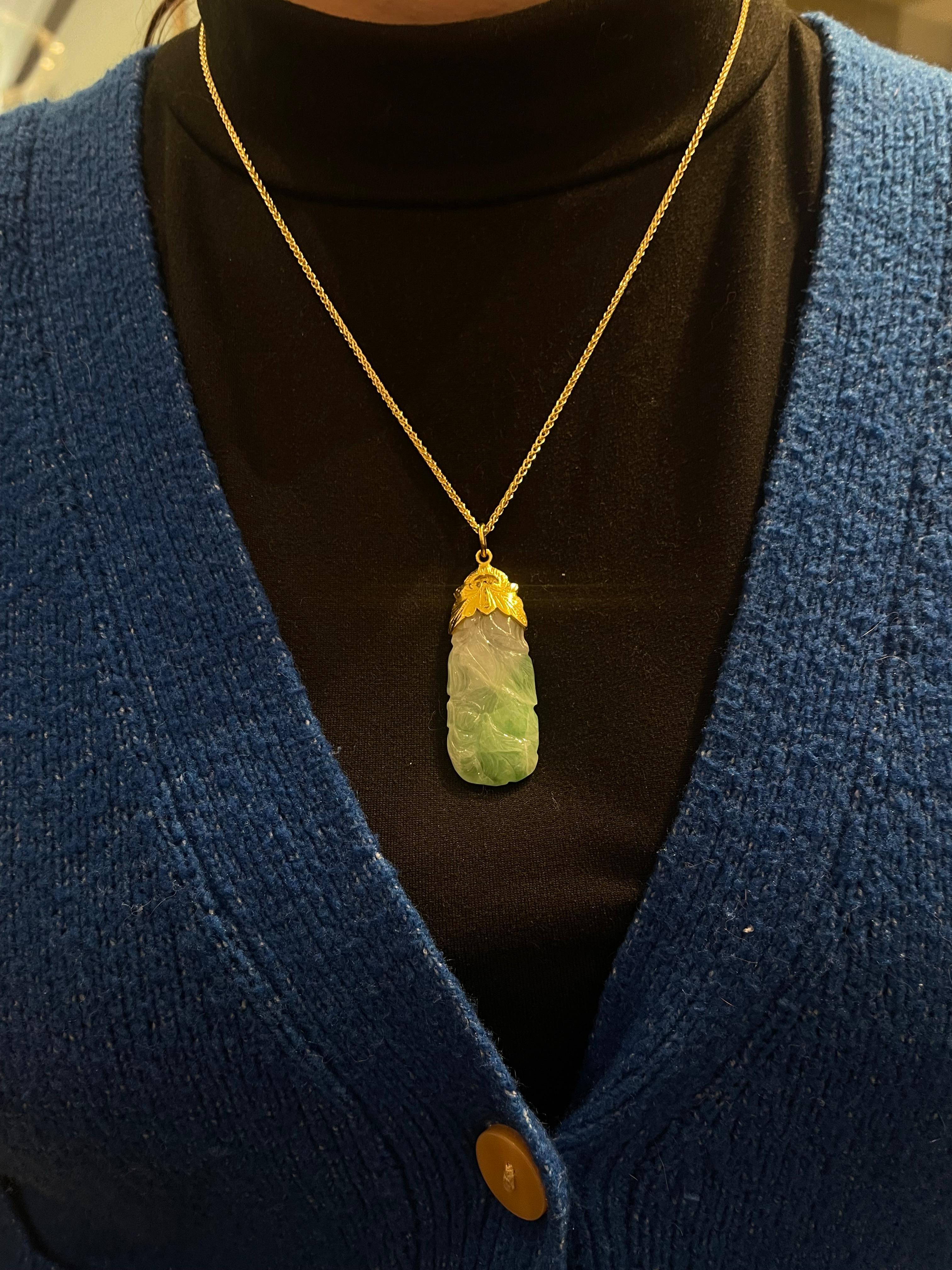 1970s 24k Yellow Gold Carved Jadeite Pendant For Sale 2