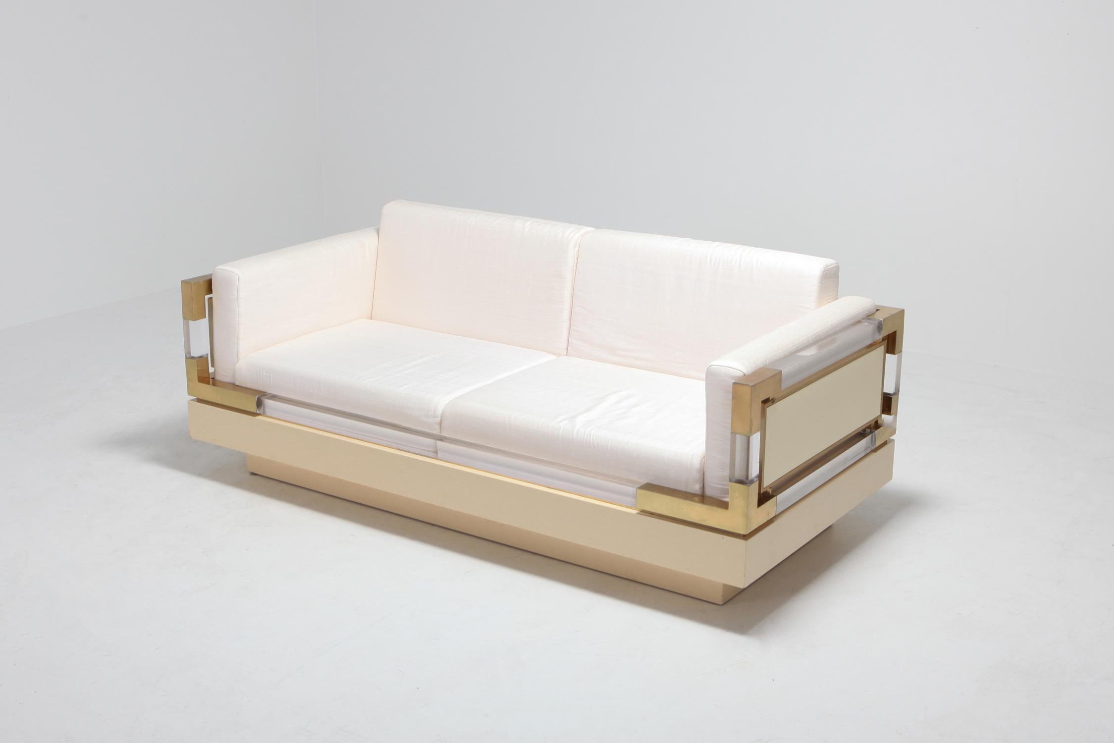 Charles Hollis Jones designed this 2.5-seat sofa in the 1970s
Very modern design which resembles a bit the Jacques Charpentier sofas.
The combination of lacquer lucite and brass was also very contemporary and chic in the 1970s. The piece fits well