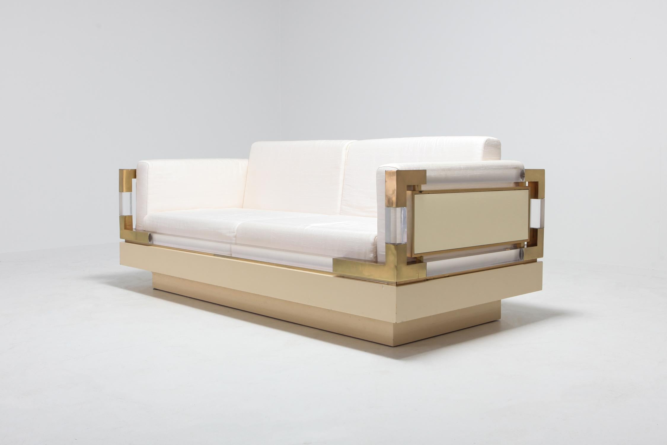 1970s 2.5-Seat by Charles Hollis Jones in Lucite, Lacquer and Brass In Good Condition In Antwerp, BE