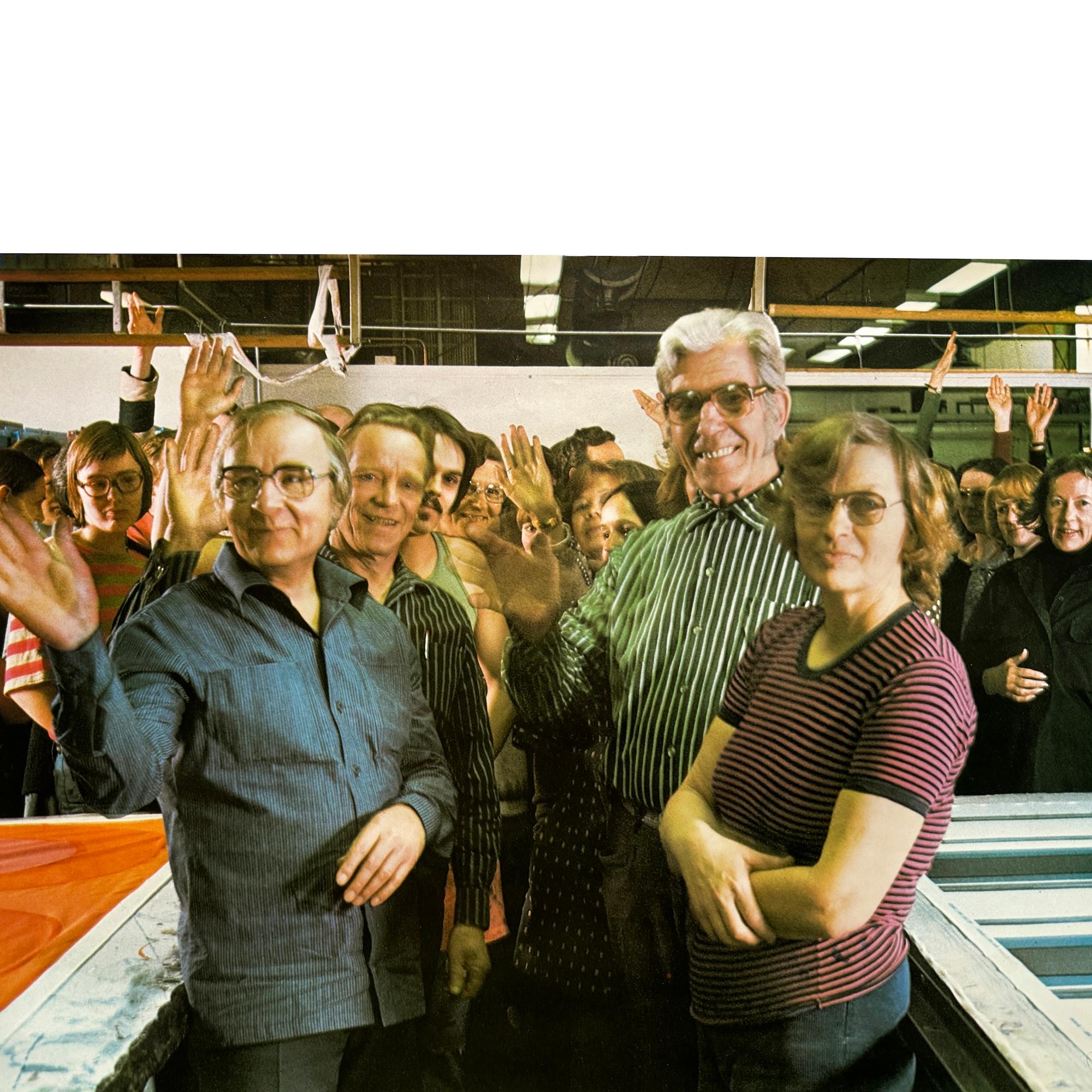 Come parte dei continui sforzi di Marimekko per promuovere il marchio in tutto il mondo, questo pezzo fa parte di una linea di poster inviati a distributori, stampa e agenti per celebrare il 25° anniversario di Marimekko nel 1976, che si concentrava