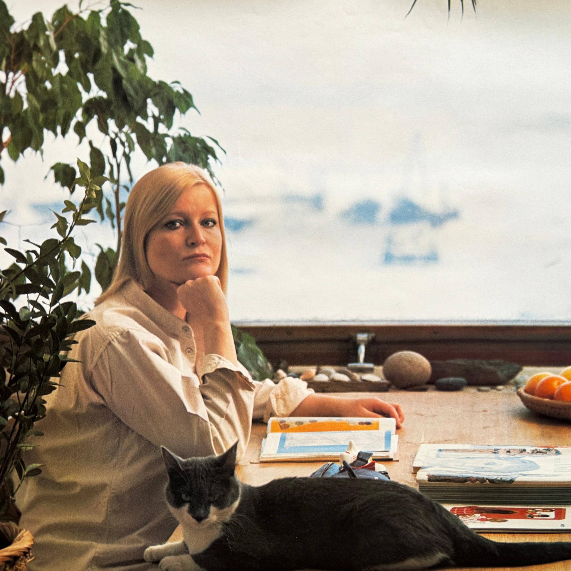 Como parte de los continuos esfuerzos de Marimekko por promocionar la marca en todo el mundo, esta pieza pertenece a una línea de carteles enviados a distribuidores, prensa y agentes para celebrar el 25 aniversario de Marimekko en 1976, que se