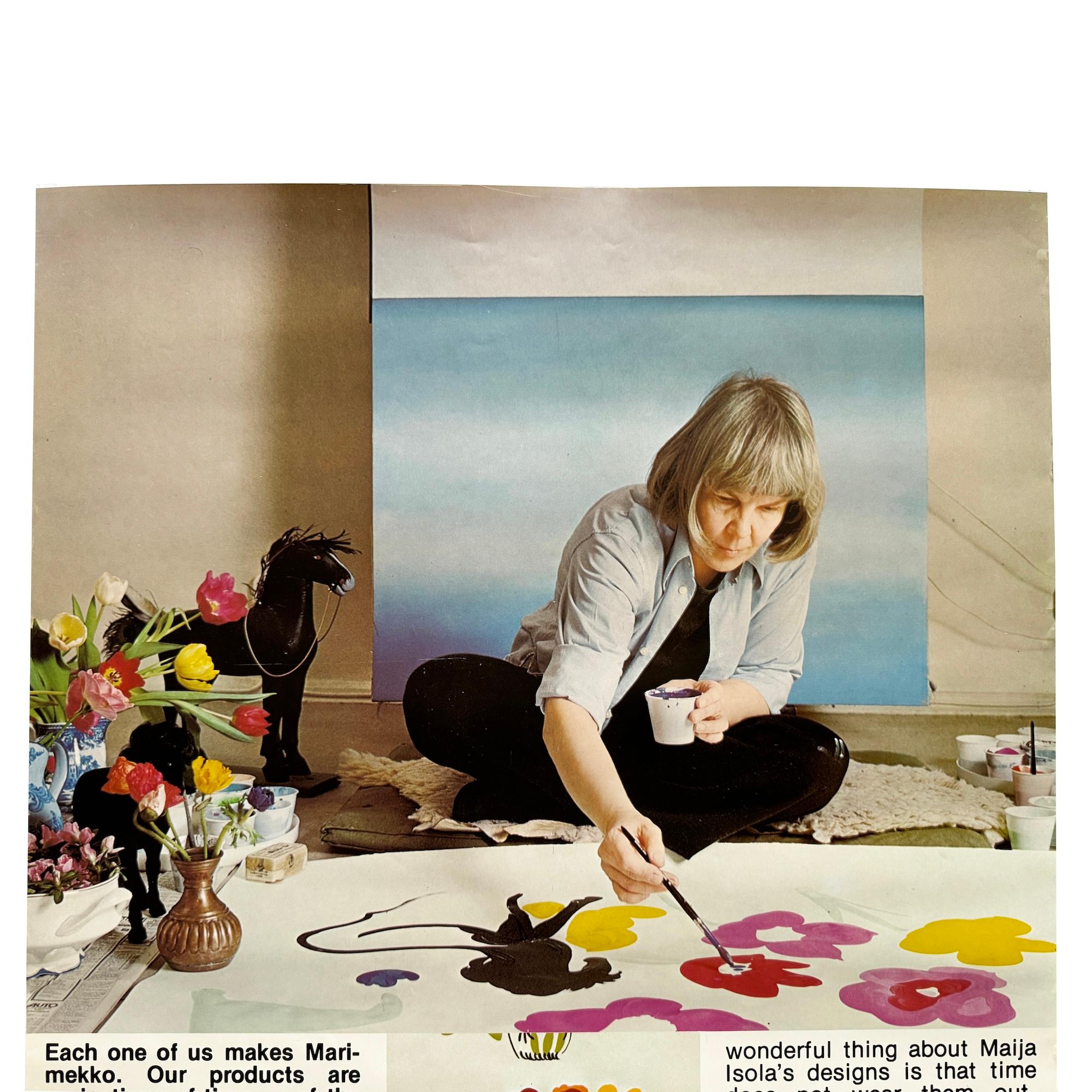 Dans le cadre des efforts continus de Marimekko pour promouvoir la marque dans le monde entier, cette pièce fait partie d'une série d'affiches envoyées aux distributeurs, à la presse et aux agents pour célébrer le 25e anniversaire de Marimekko en